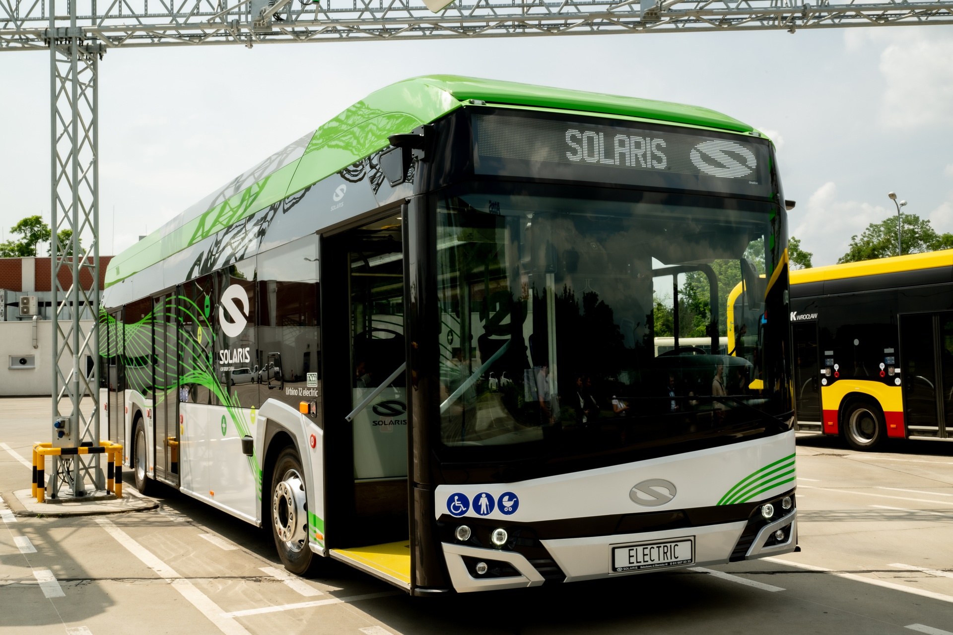 Elektryczny 12-metrowy Solaris na zajezdni MPK przy Obornickiej prezentowany był w czerwcu minionego roku. Wtedy MPK podpisało umowę na dostarczenie siedmiu takich wozów. W przetargu otwartym w środę 18 lutego Solaris Bus & Coach również wystartował proponując autobusy przegubowe