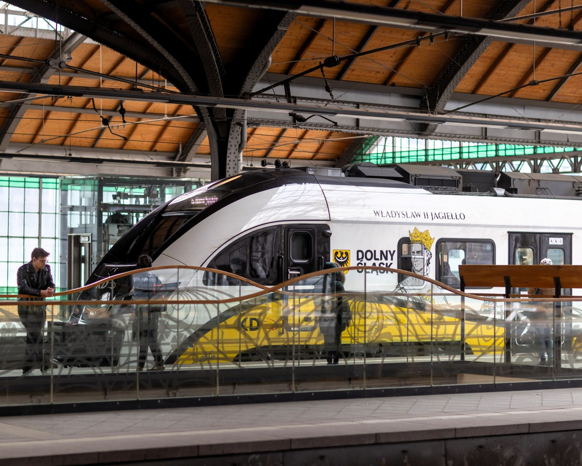 Pociąg Kolei Dolnośląskich na dworcu Wrocław Główny