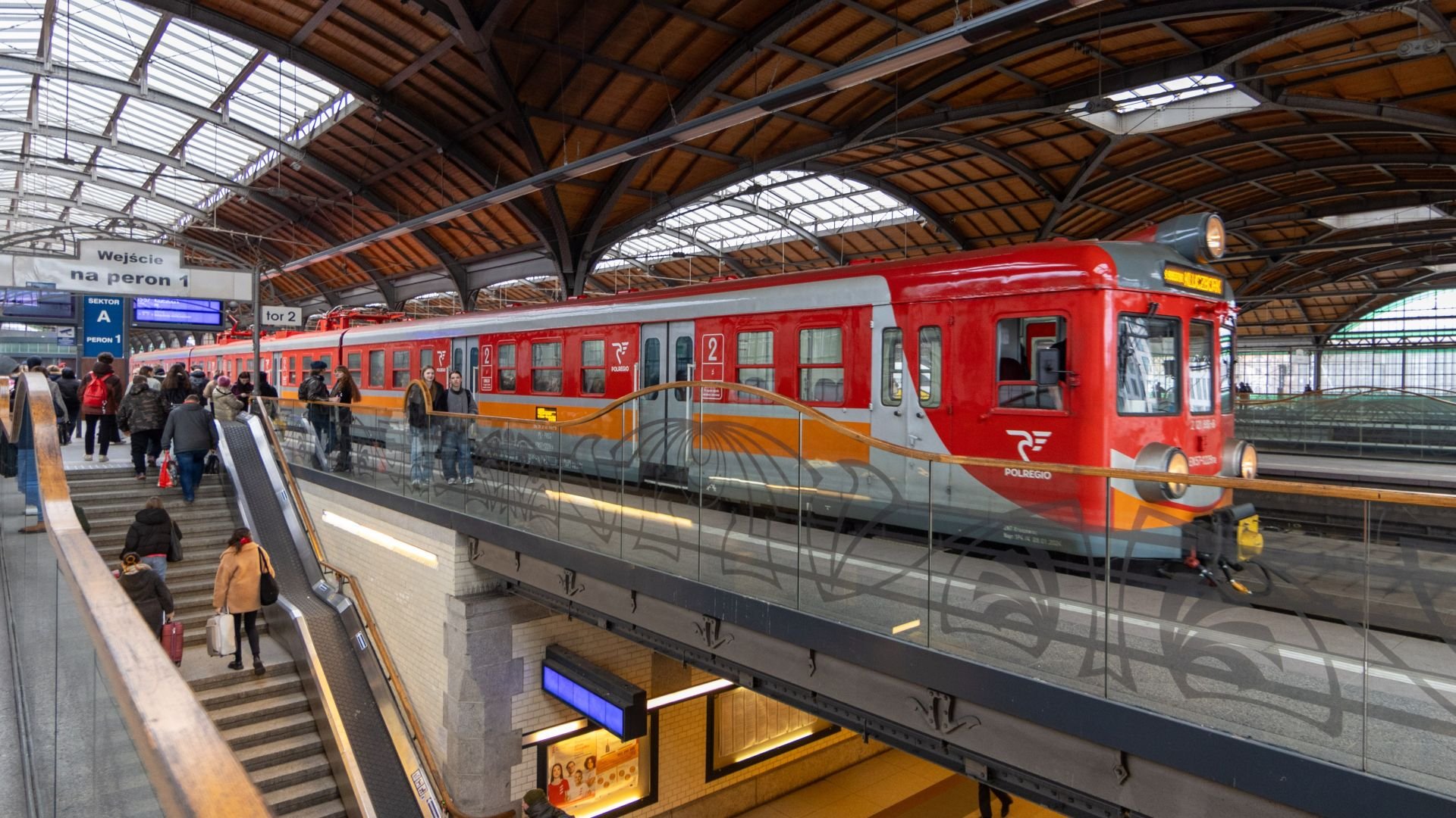 Legendarny EN57 w barwach Polregio na dworcu Wrocław Główny