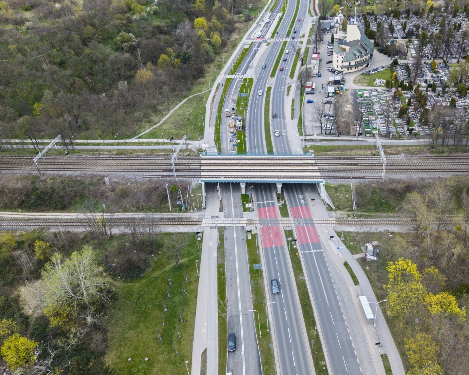 Ulica Bardzka i przecinające ją tory kolejowe linii numer 275 prowadzącej do Sobótki