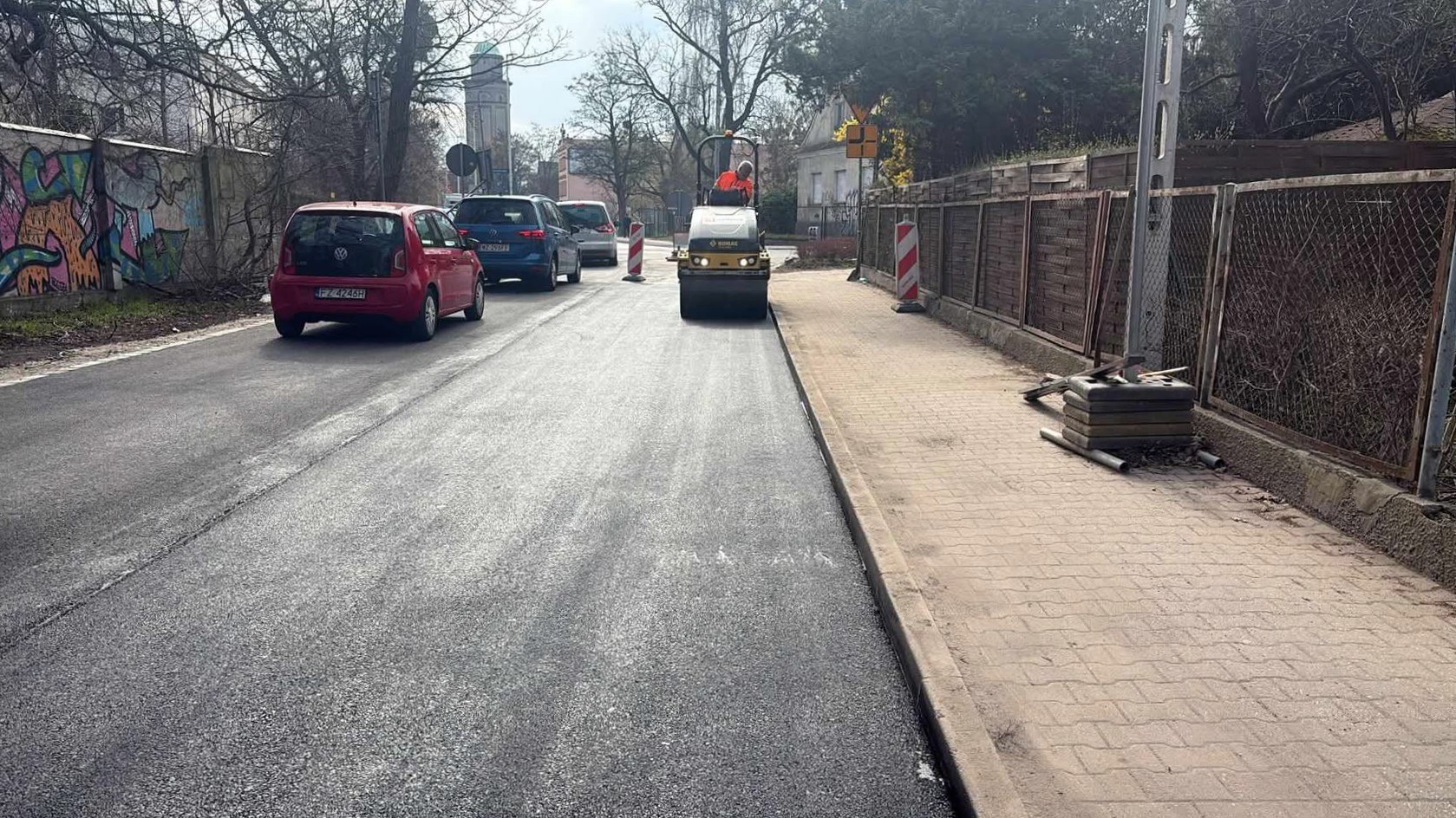 Ulica Przybyszewskiego z nowym asfaltem