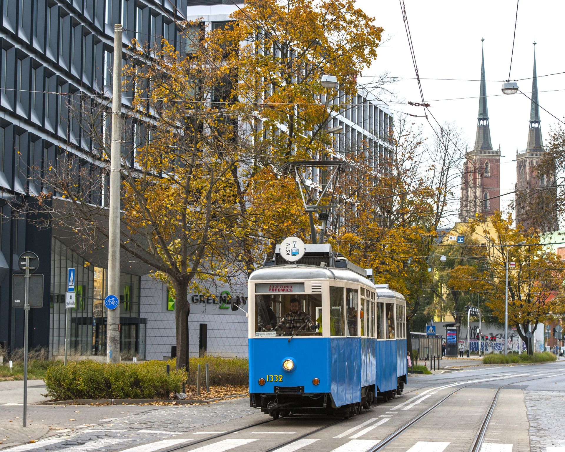 Powiększ obraz: Zabytkowy tramwaj na ulicy Szczytnickiej