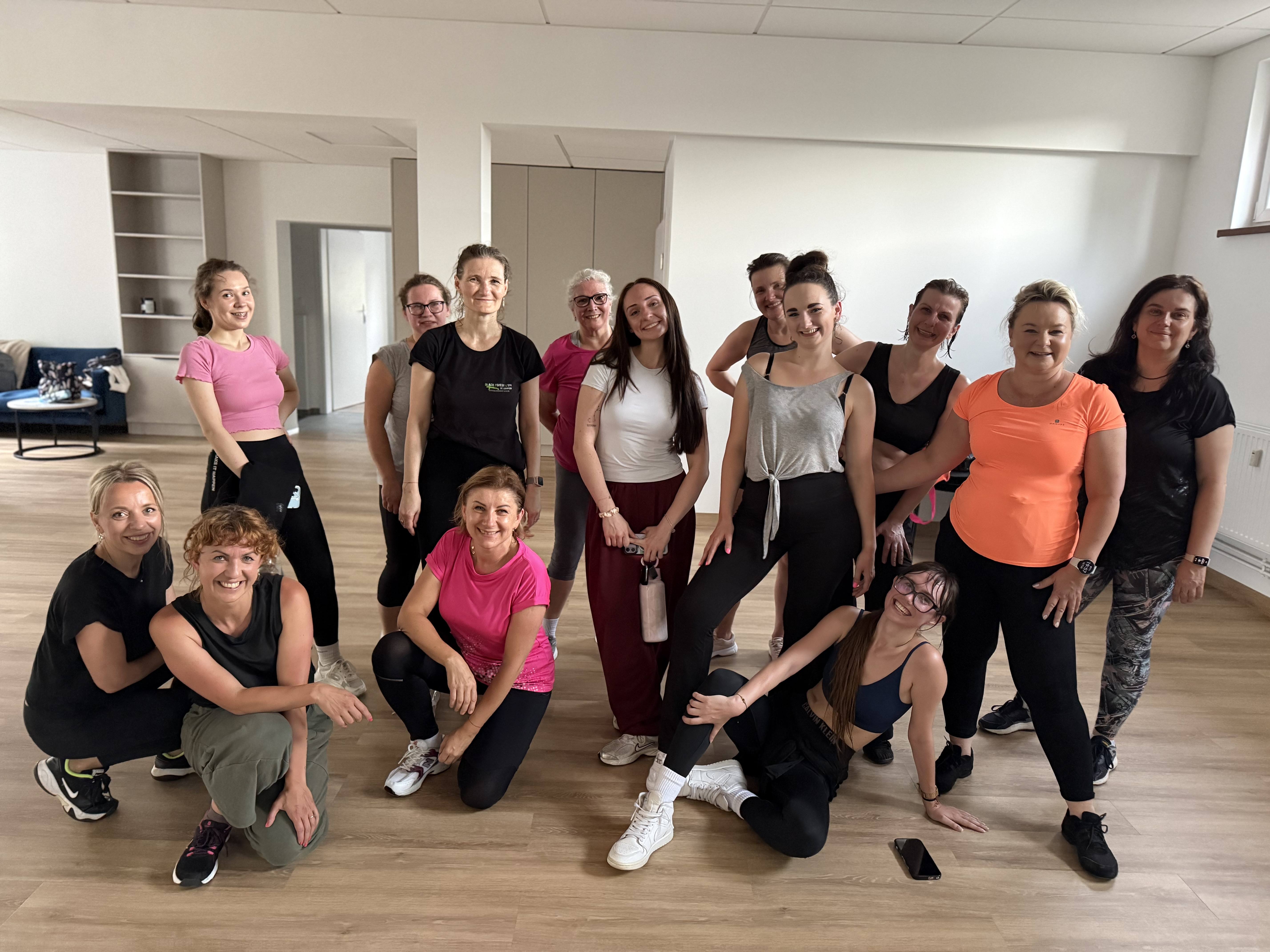 Powiększ obraz: Grupa uśmiechniętych kobiet w STUDIO Sycowska