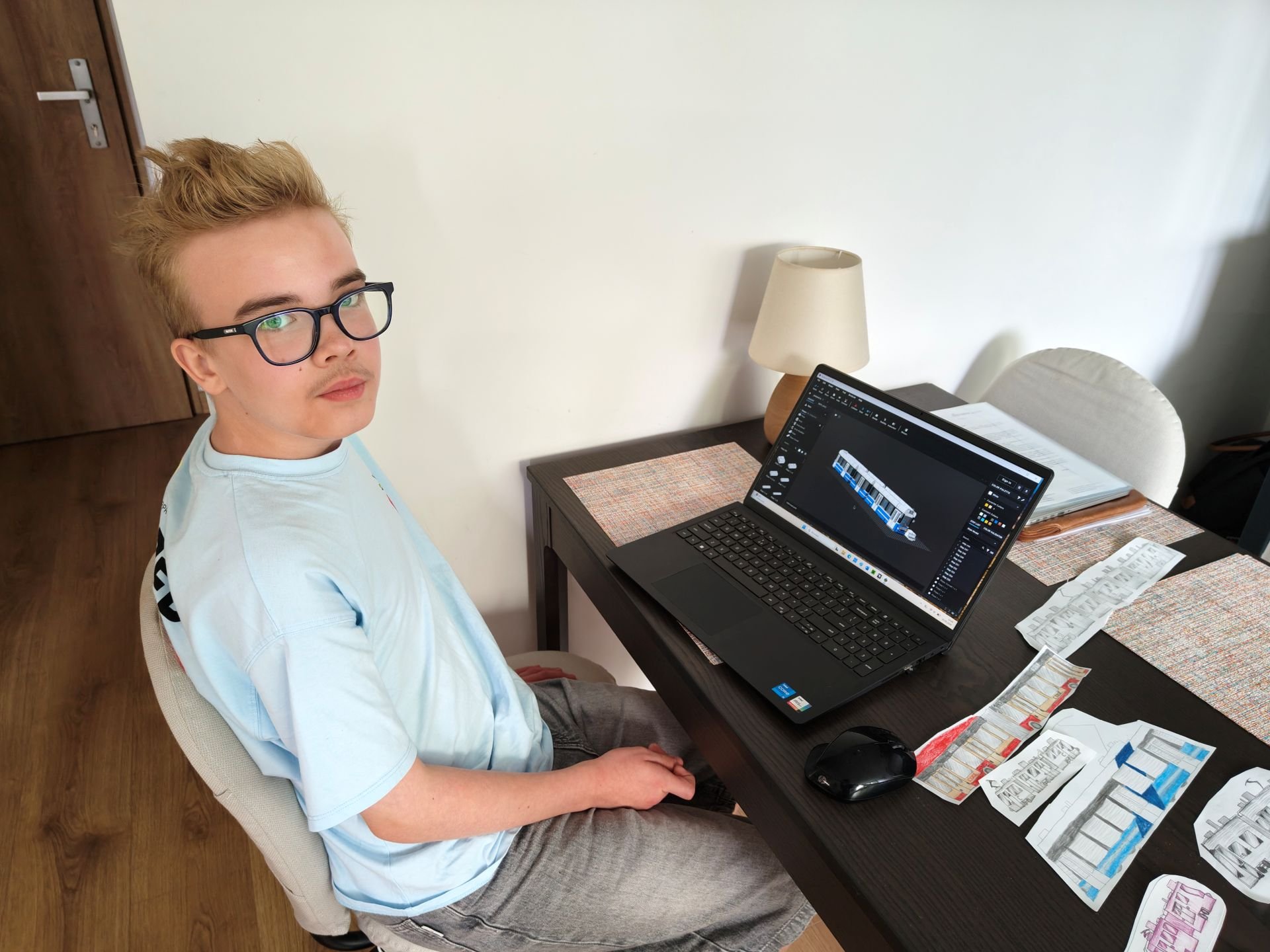 Powiększ obraz: Jan Mizgalski i jego projekt tramwaju Protram 205 WrAs z klocków Lego