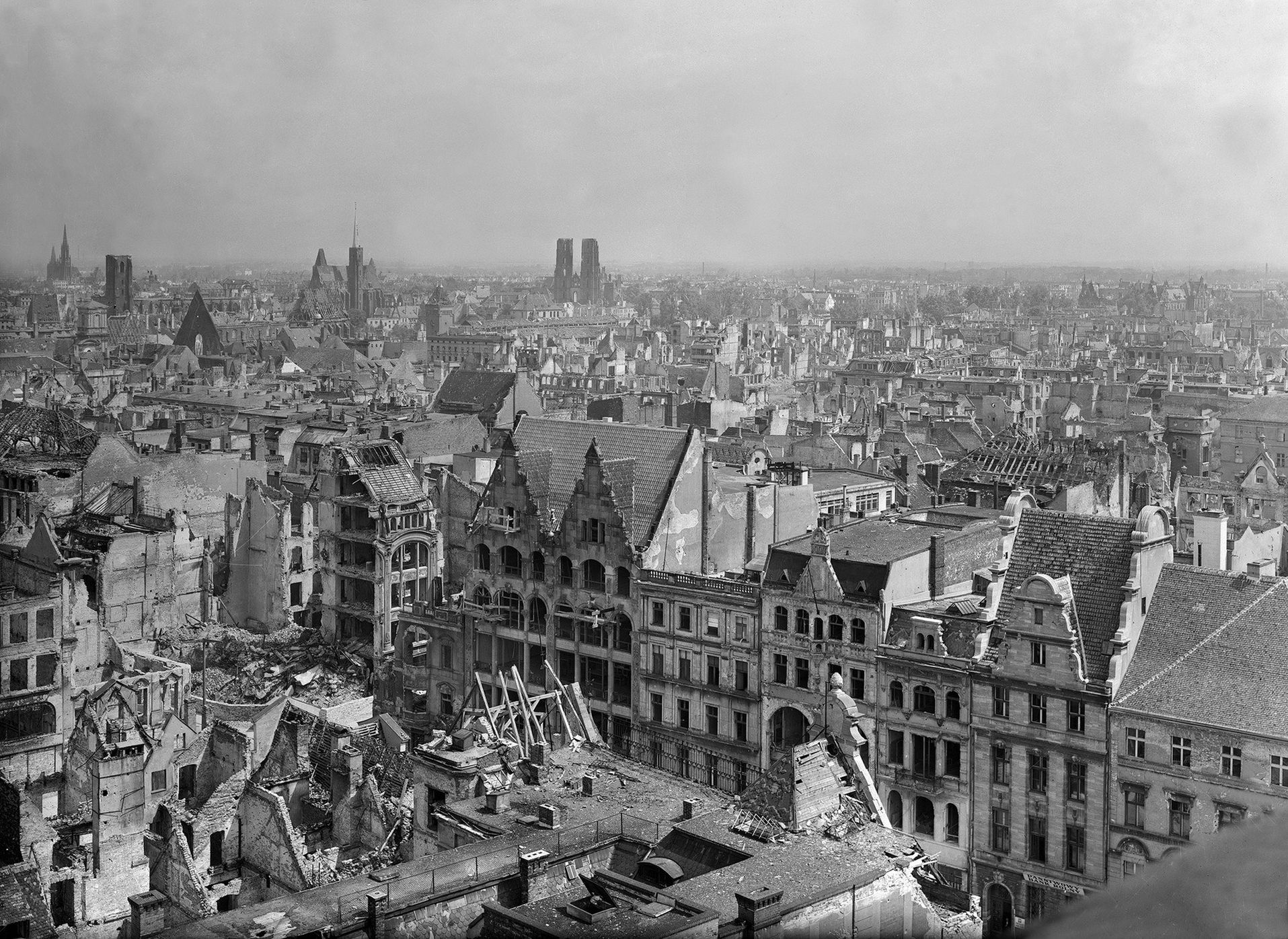 Powiększ obraz: Zniszczony podczas wojny Wrocław 1945