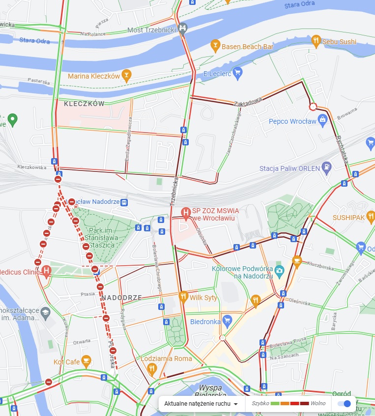 Powiększ obraz: Niemal wszystkie ulice są czerwone lub bordowe - oznacza to duże korki. Stan na godz. 13:15.