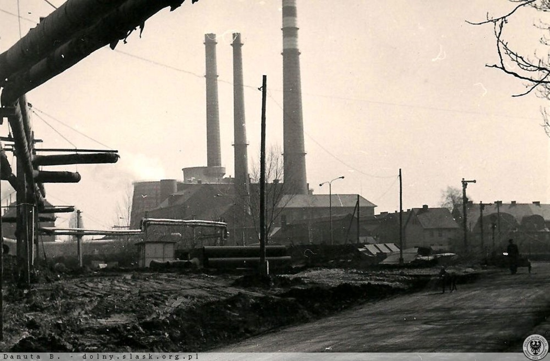 Powiększ obraz: Zdjęcie z roku 1981 - Czechnica zaczęła pełną parą działać jako elektrociepłownia i ogrzewać mieszkańców południa Wrocławia.