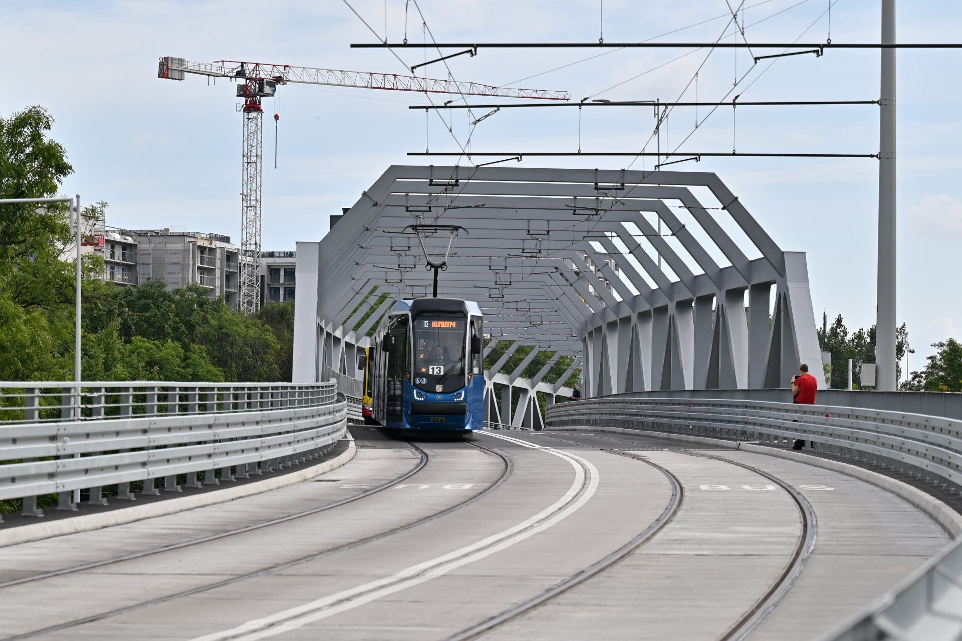 Powiększ obraz: Wiadukt nad torami kolejowymi na trasie autobusowo-tramwajowej na Nowy Dwór.