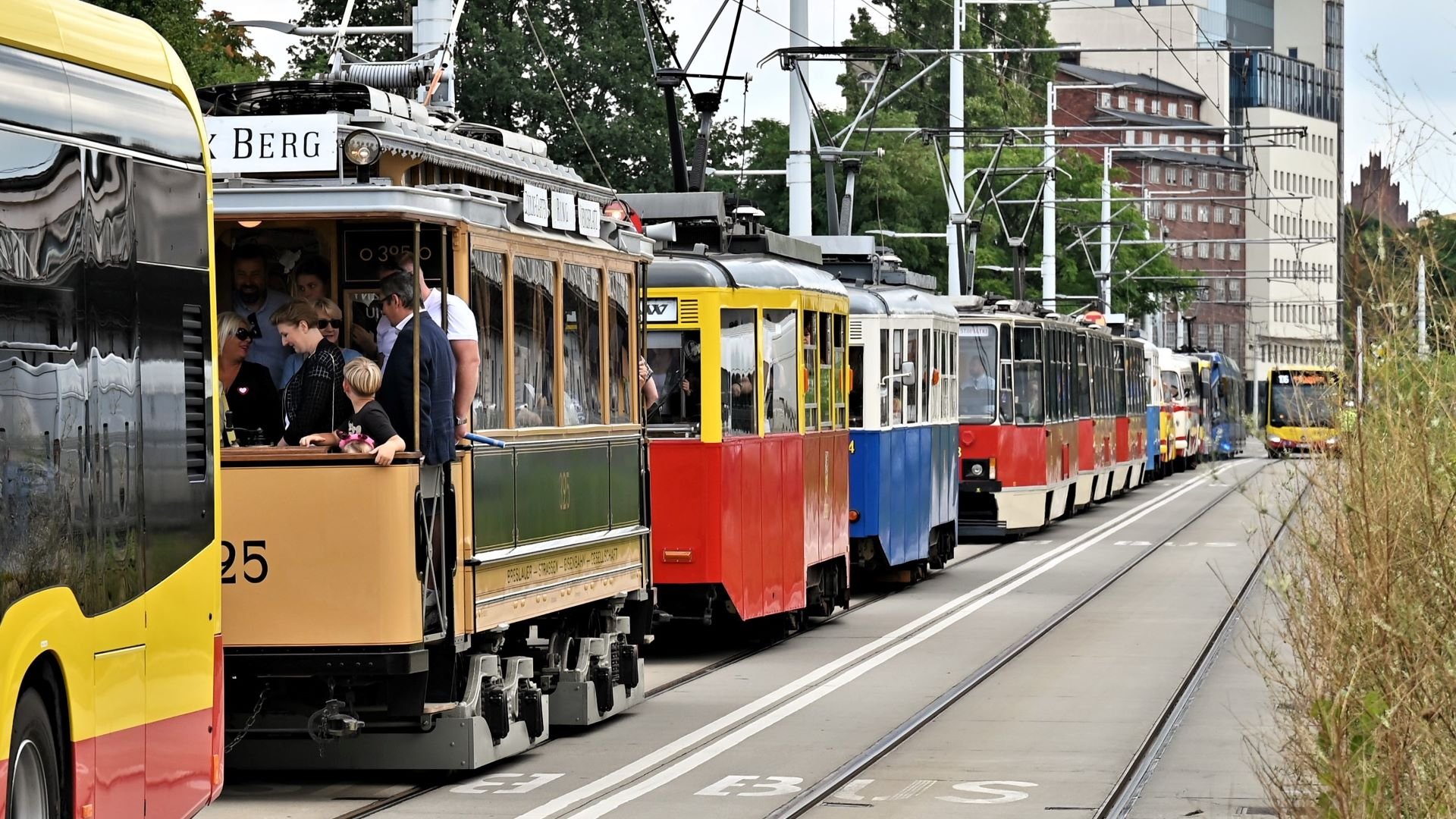 Powiększ obraz: Parada tramwajów na trasie na Nowy Dwór poprzedzająca otwarcie trasy dla liniowych, regularnych połączeń, co nastąpiło 3 września.