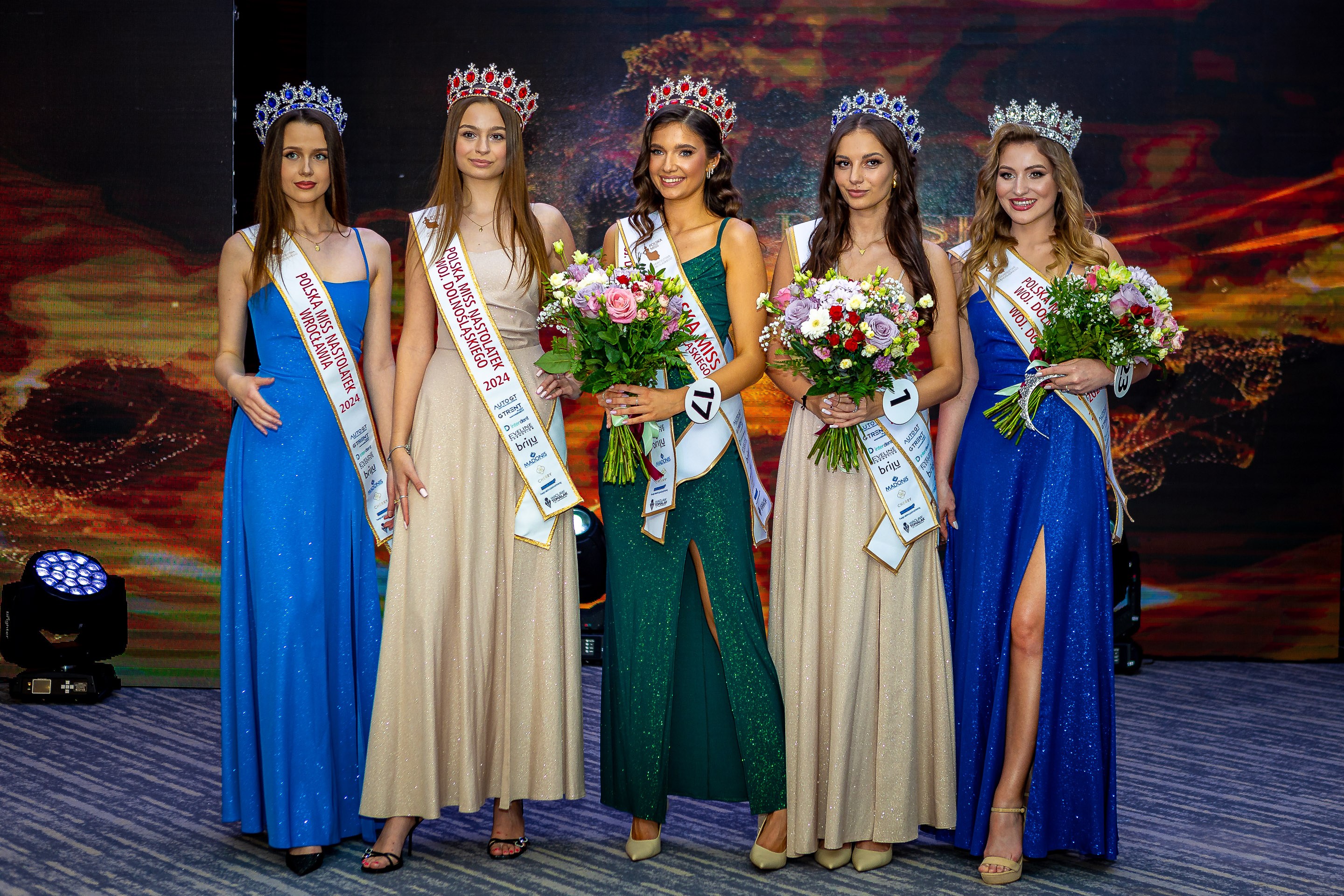 Powiększ obraz: Pierwsza od lewej:  Ksenia Adamska – Miss Nastolatek Wrocławia. Druga od lewej: Natalia Kurowska – Miss Nastolatek Woj. Dolnośląskiego