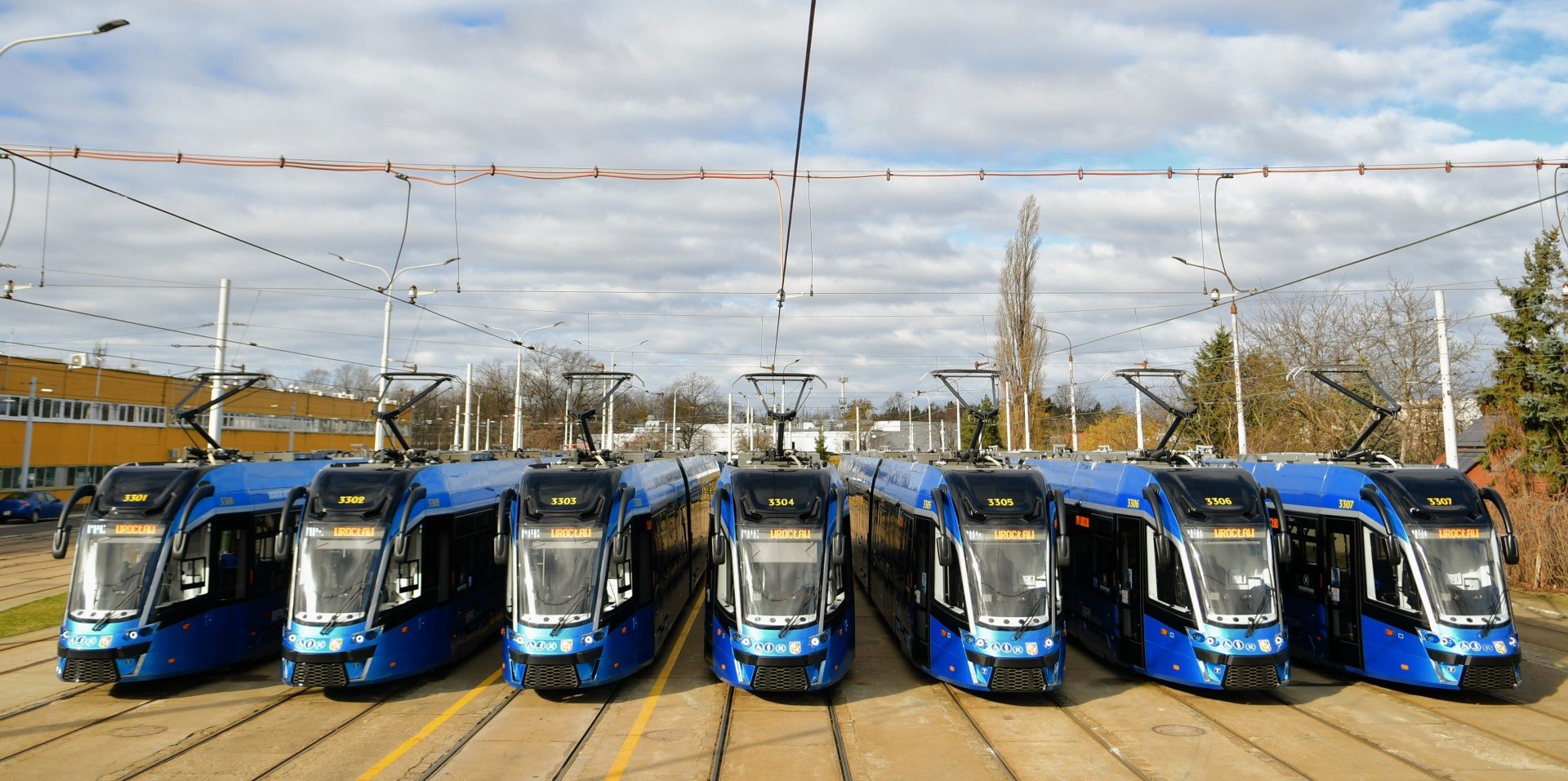 Powiększ obraz: Tramwaje Moderus Gamma za zajezdni Borek.