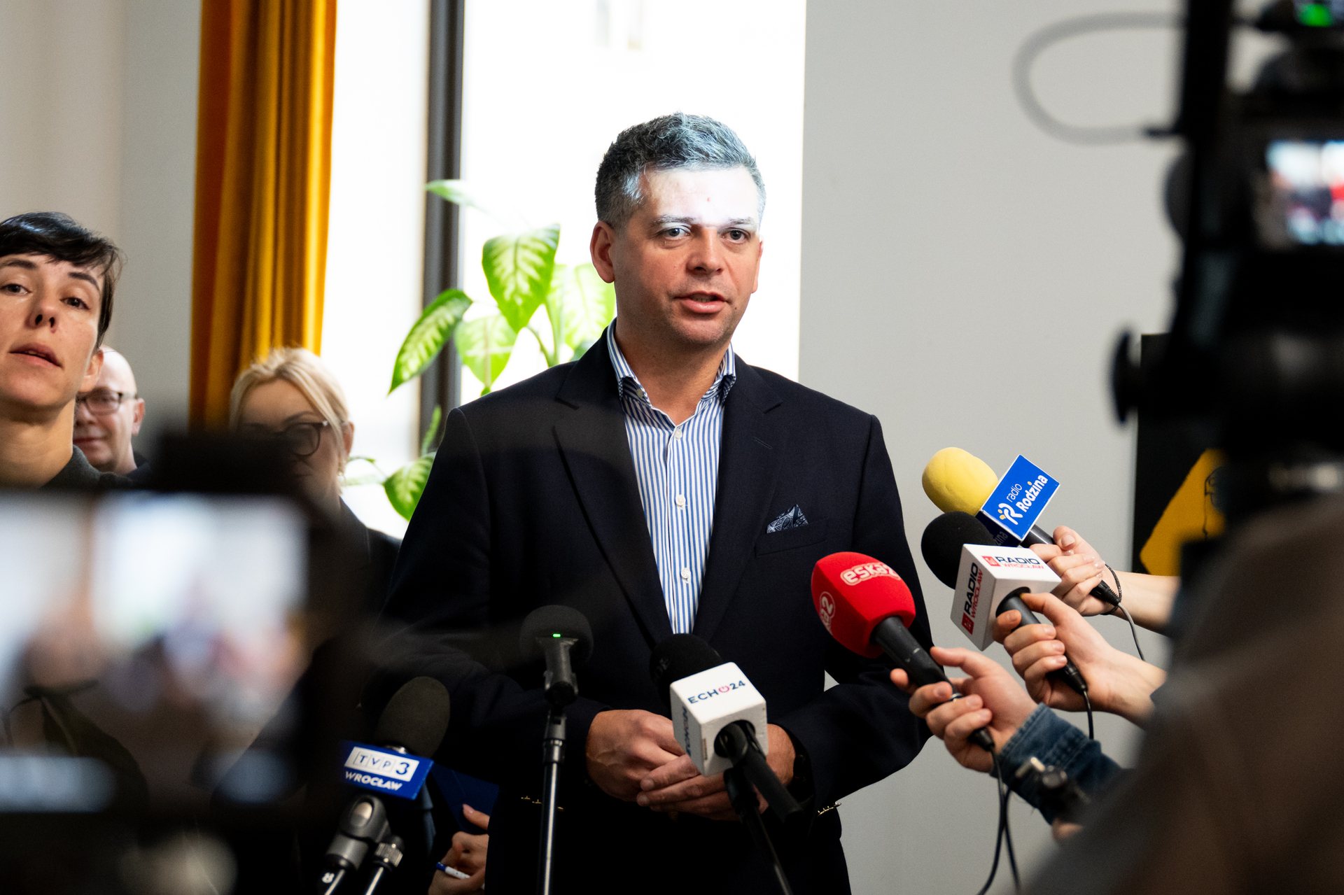 Powiększ obraz: Przemysław Nowicki, wiceprezes MPK Wrocław, na konferencji poświęconej dniu Wszystkich Świętych