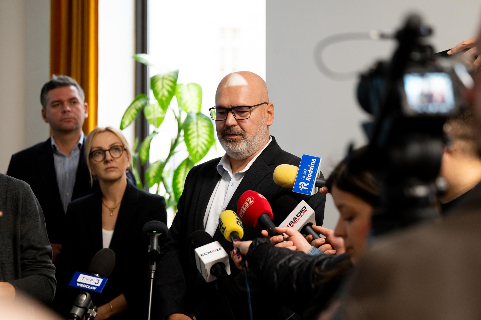 Powiększ obraz: Andrzej Brzoza, zastępca dyrektora Wydziału Inżynierii Miejskiej, na konferencji poświęconej dniu Wszystkich Świętych