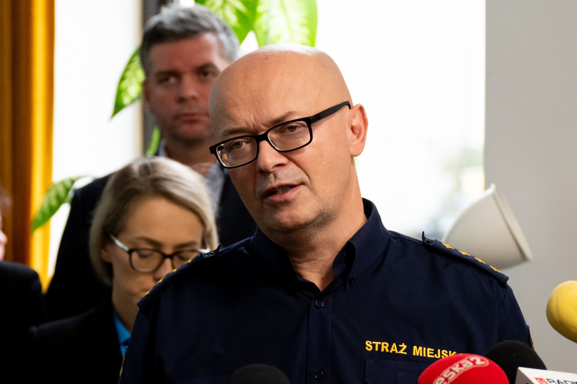 Powiększ obraz: Piotr Szereda, naczelnik Oddziału Wykroczeń Straży Miejskiej Wrocławia, na konferencji poświęconej dniu Wszystkich Świętych