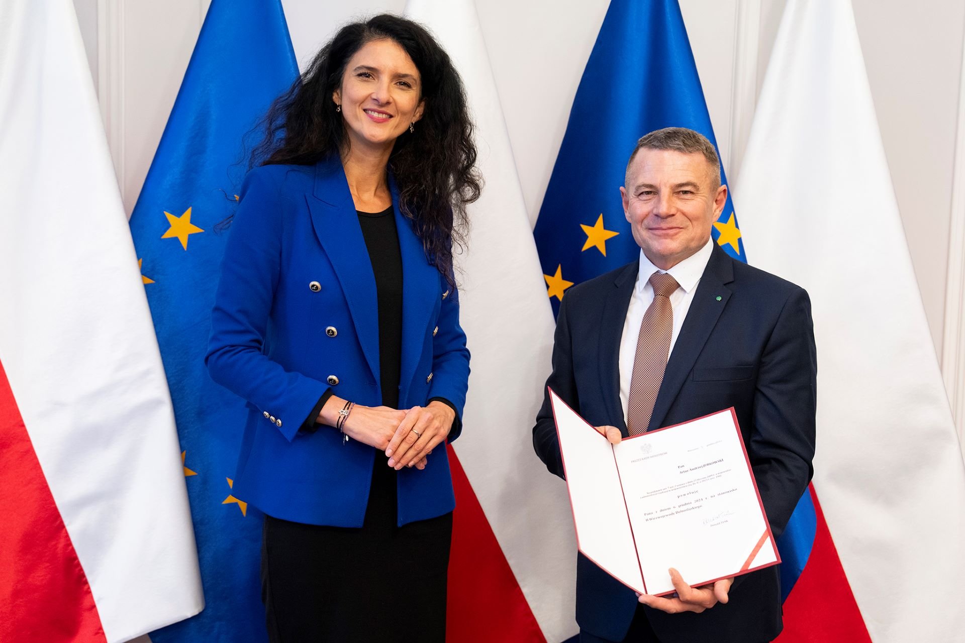 Powiększ obraz: Wojewoda Anna Żabska wręcza nominację Arturowi Jurkowskiemu