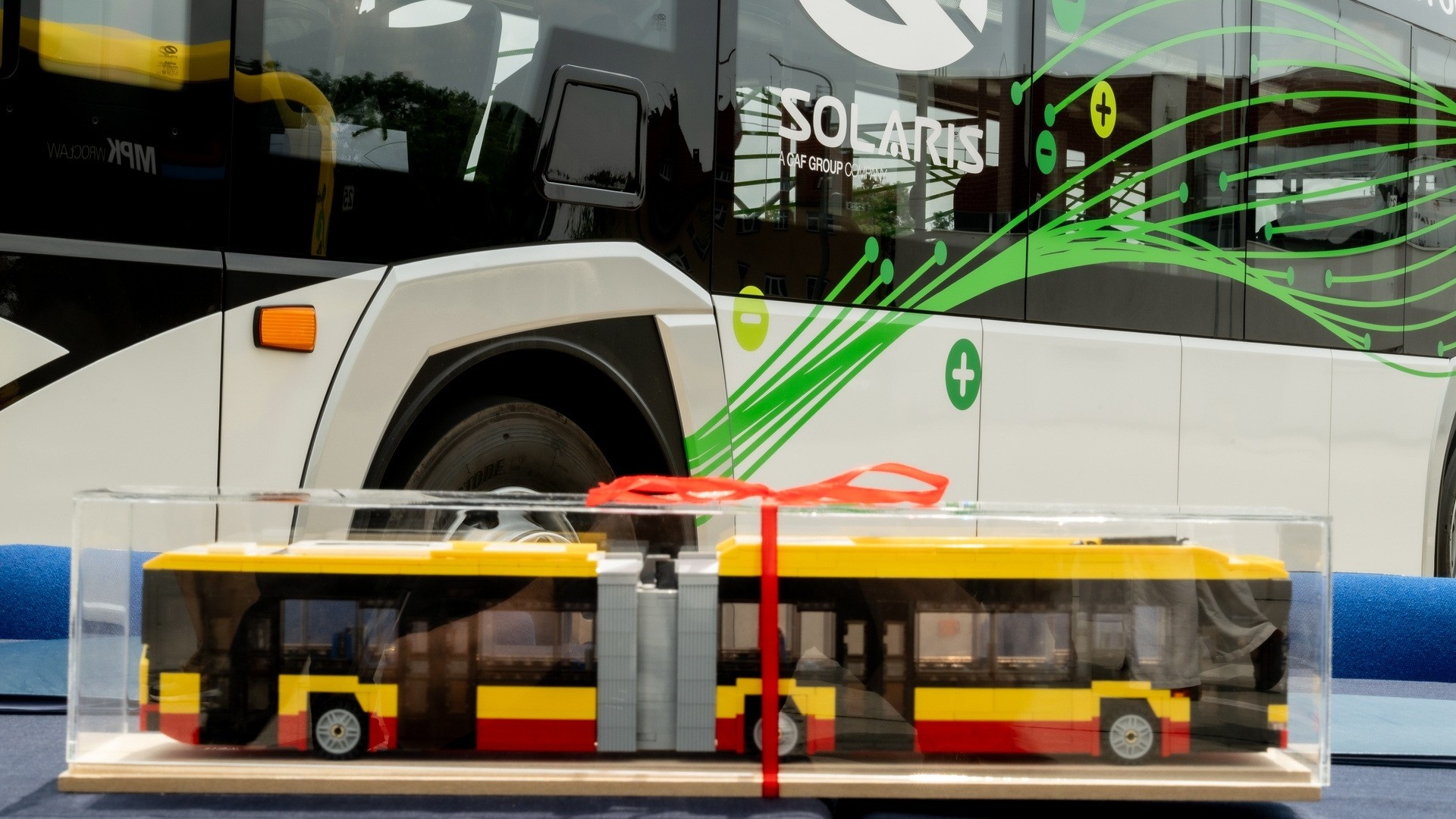 Powiększ obraz: Mateusz wykonał Solarisa w barwach MPK Wrocław na zamówienie firmy Solaris. Podczas podpisywania umowy na zakup siedmiu elektrycznych Solararisów przedstawiciele firmy wręczyli model wiceprezydent Renacie Granowskiej