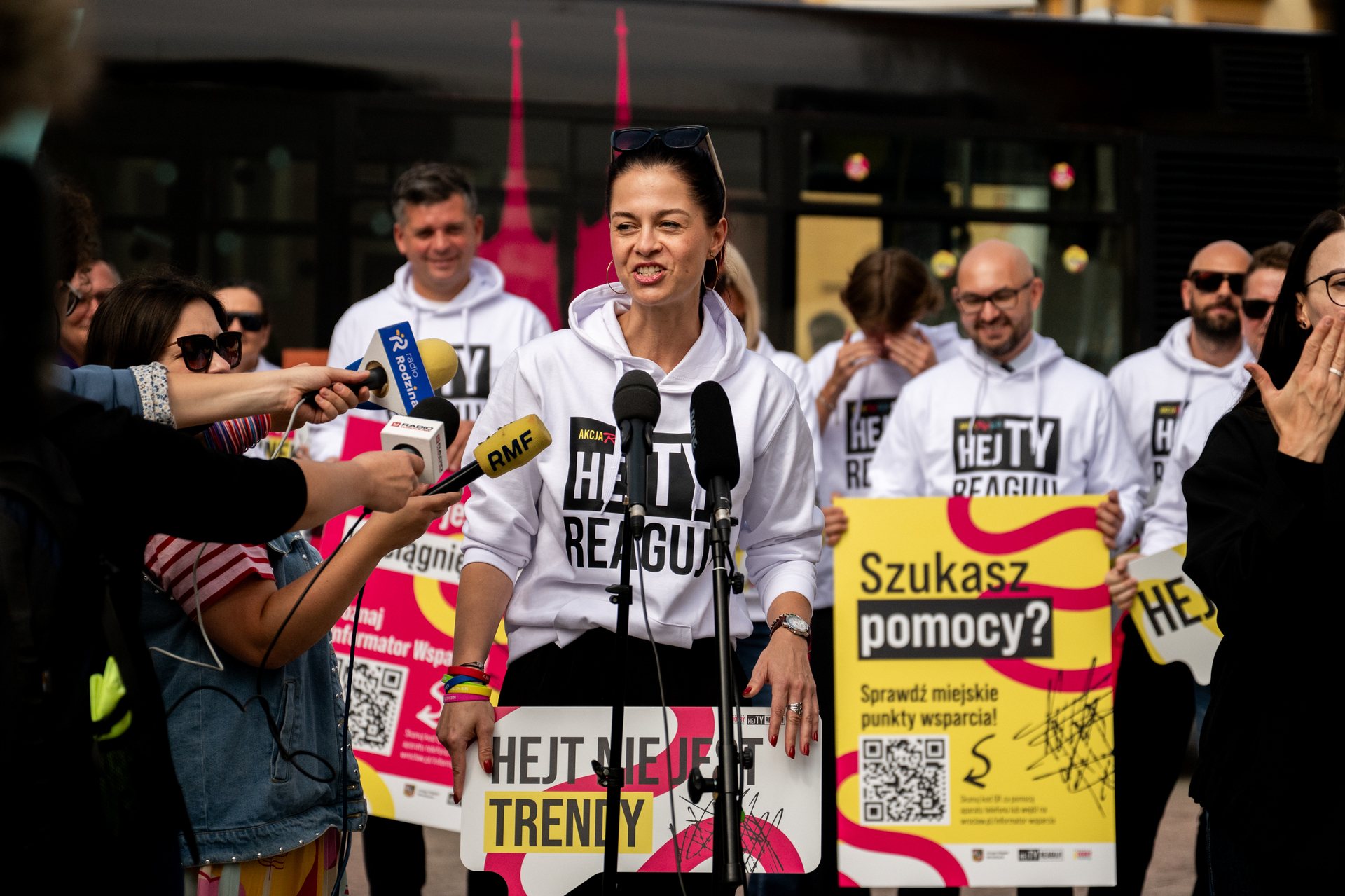 Powiększ obraz: Magdalena Wdowiak-Urbańczyk, dyrektorka Departamentu Spraw Społecznych, na konferencji prasowej rozpoczynającej kampanię HejTy Reaguj