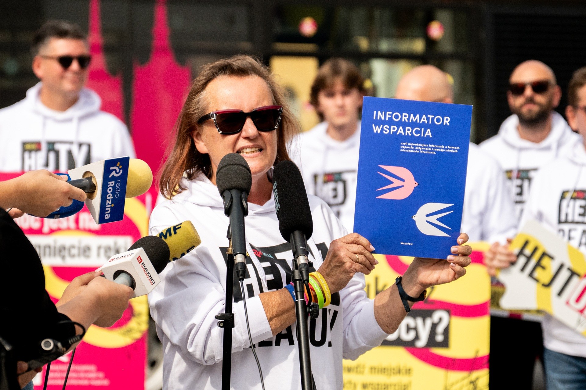Powiększ obraz: Dorota Feliks, dyrektorka Wrocławskiego Centrum Rozwoju Społecznego, na konferencji prasowej rozpoczynającej kampanię HejTy Reaguj