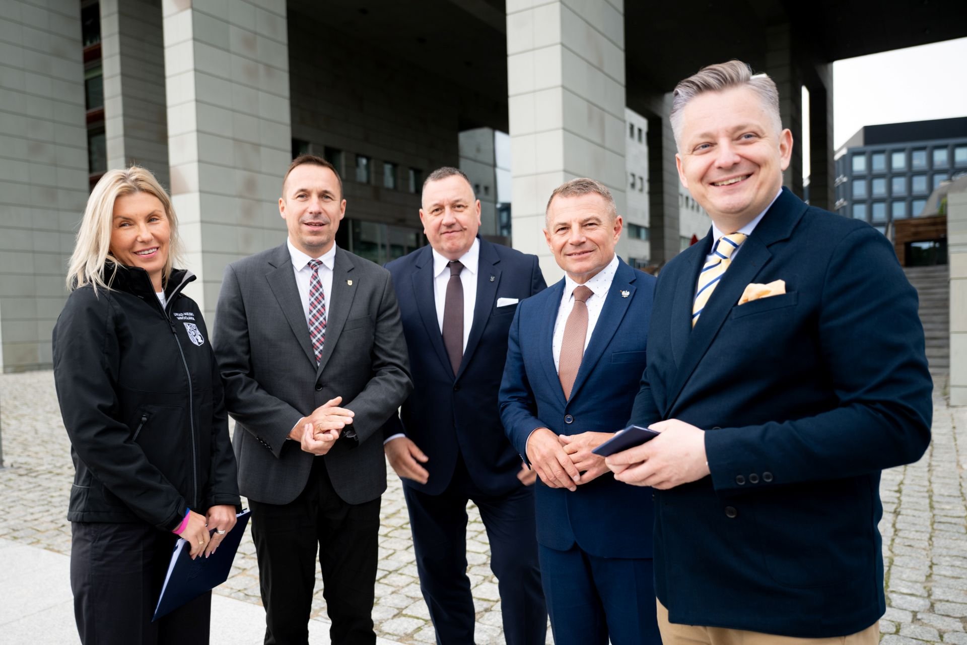 Powiększ obraz: Uczestnicy konferencji poświęconej bezpieczeństwu: wiceprezydent Renata Granowska, marszałek Paweł Gancarz, dyrektor Oddziału Regionalnego Agencji Mienia Wojskowego we Wrocławiu Grzegorz Duda, dolnośląski wicewojewoda Artur Jurkowski i zastępca szefa Kancelarii Prezesa Rady Ministrów Jakub Stefaniak