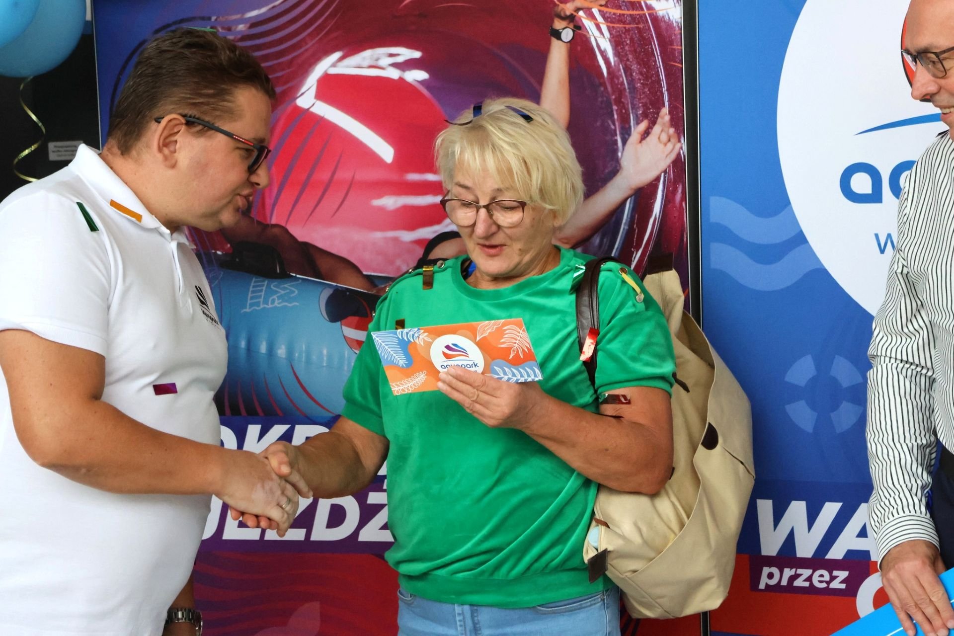 Powiększ obraz: Dwumilionowym gościem Aquaparku w 2025 roku jest pani Danuta Zięba. Przez rok może bezpłatnie korzystać ze wszystkich atrakcji  obiektu