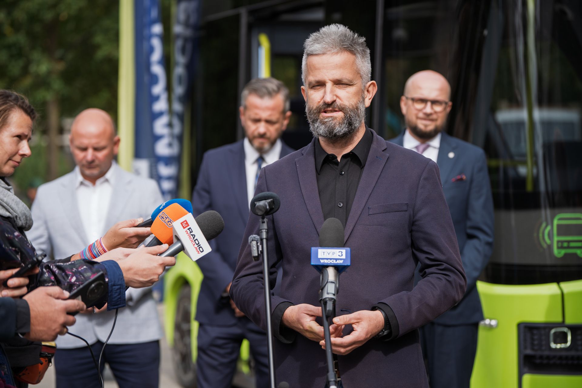 Powiększ obraz: Bartłomiej Świerczewski, zastępca dyrektorki Departamentu Strategii i Zrównoważonego Rozwoju Urzędu Miejskiego Wrocławia zapowiada testy Blees BB-1 na cmentarzu Osobowickim