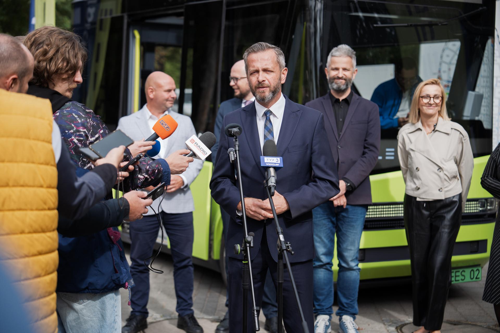 Powiększ obraz: Tomasz Pacan, prezes spółki Blees, opowiada o autonomicznym pojeździe Blees BB-1