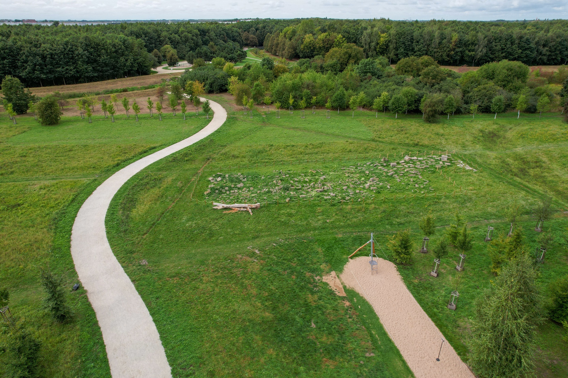 Powiększ obraz: Ścieżka do rzeki w Parku Tysiąclecia.