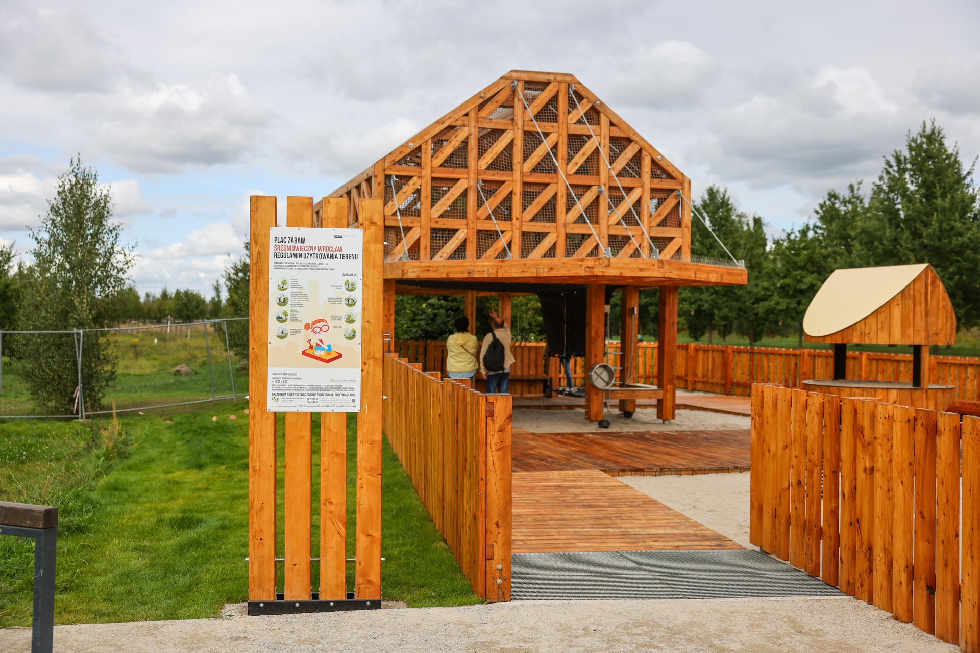 Powiększ obraz: Plac zabaw