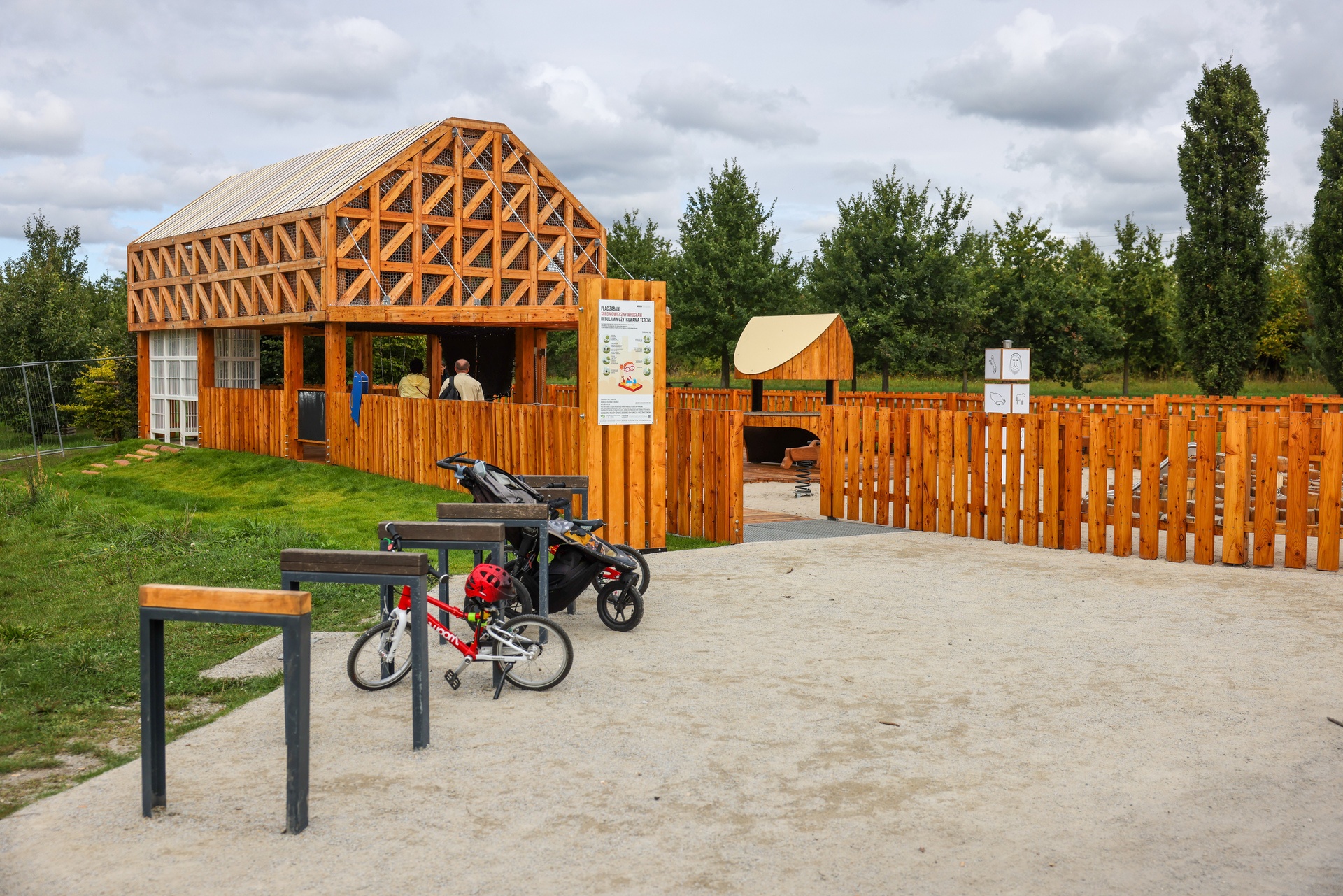 Powiększ obraz: Plac zabaw