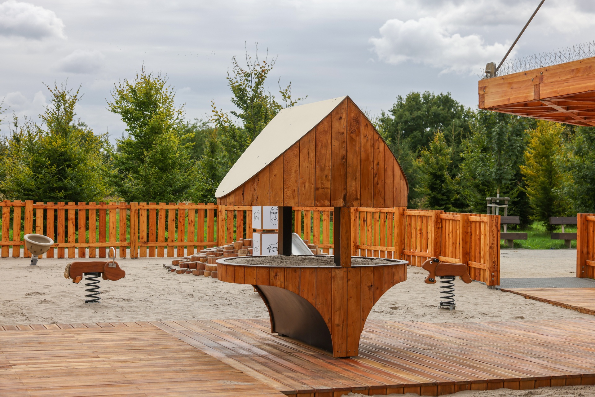 Powiększ obraz: Plac zabaw