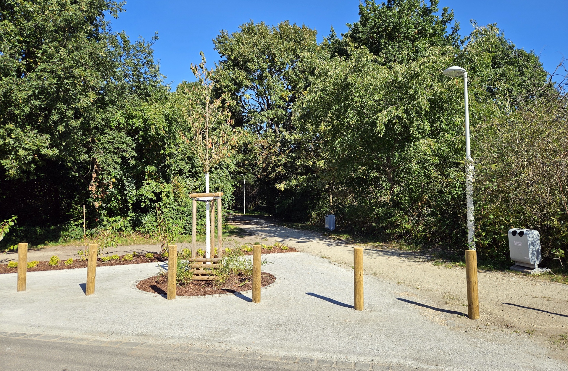 Powiększ obraz: Latarnia przy ścieżce prowadzącej w głąb Parku Maślickiego. Wejście od strony ul. Noteckiej.