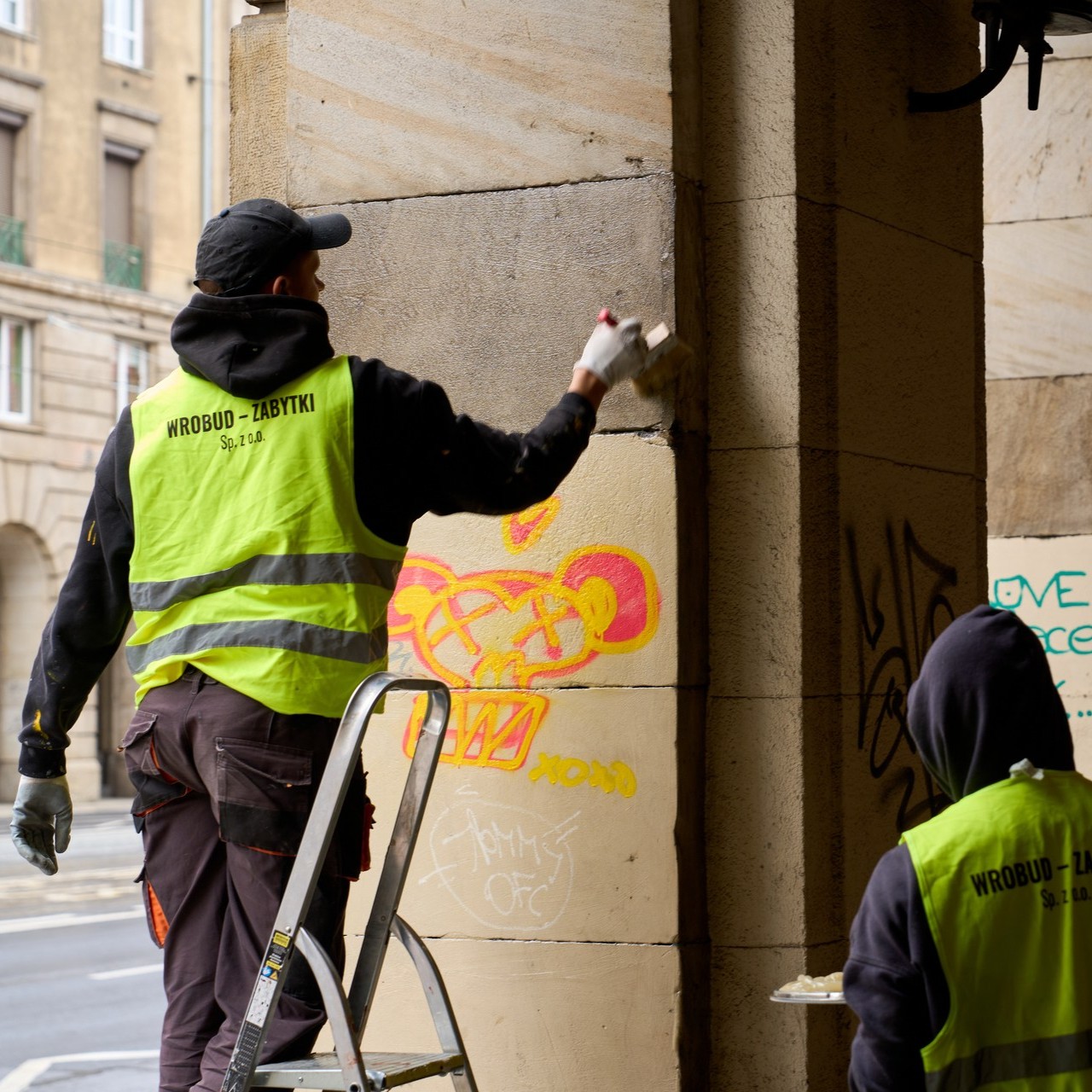 Powiększ obraz: Czyszczenie arkad przy Świdnickiej kosztuje ponad 300 tys. zł