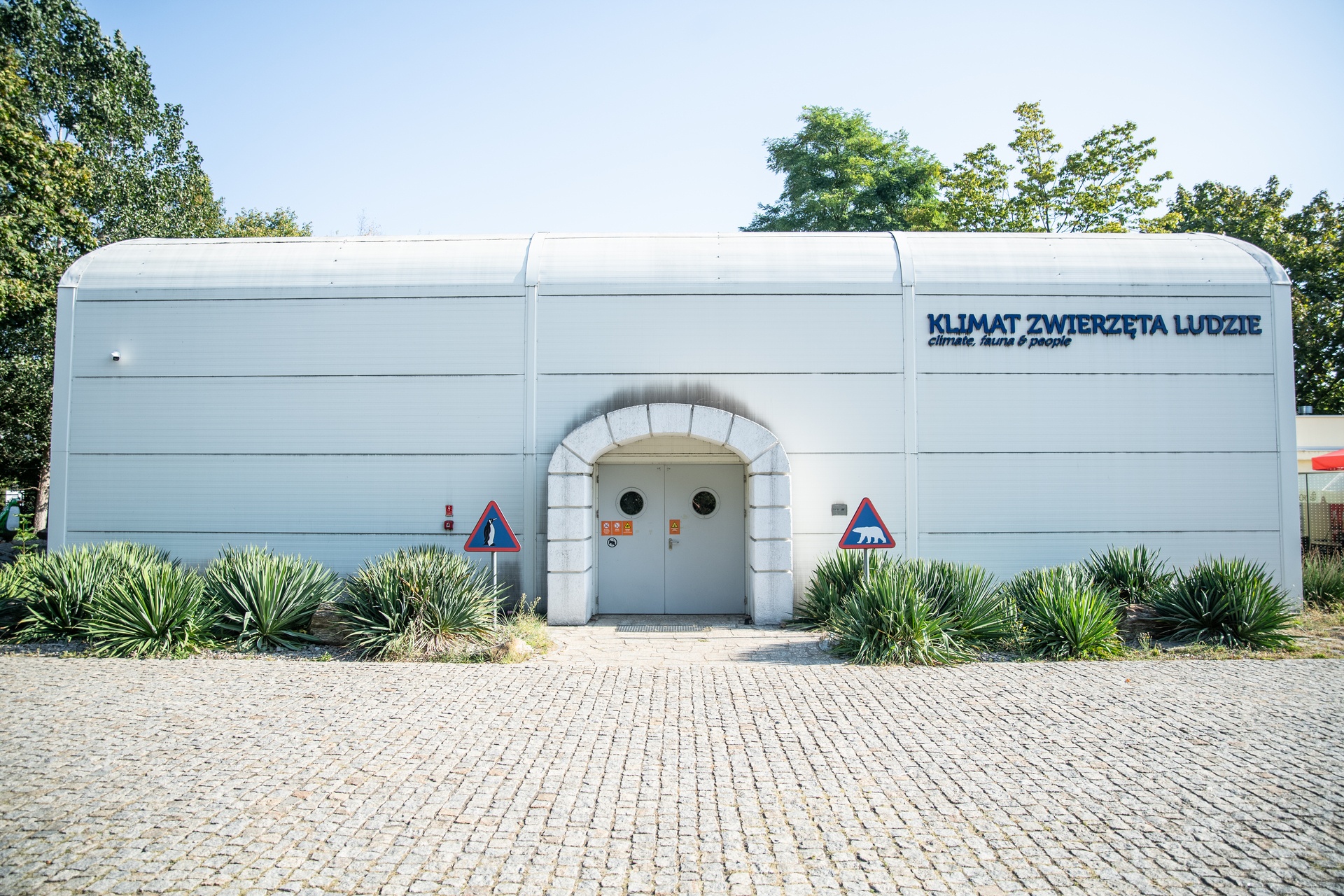 Powiększ obraz: Pawilonu „Klimat, Zwierzęta, Ludzie” we wrocławskim ogrodzie zoologicznym.