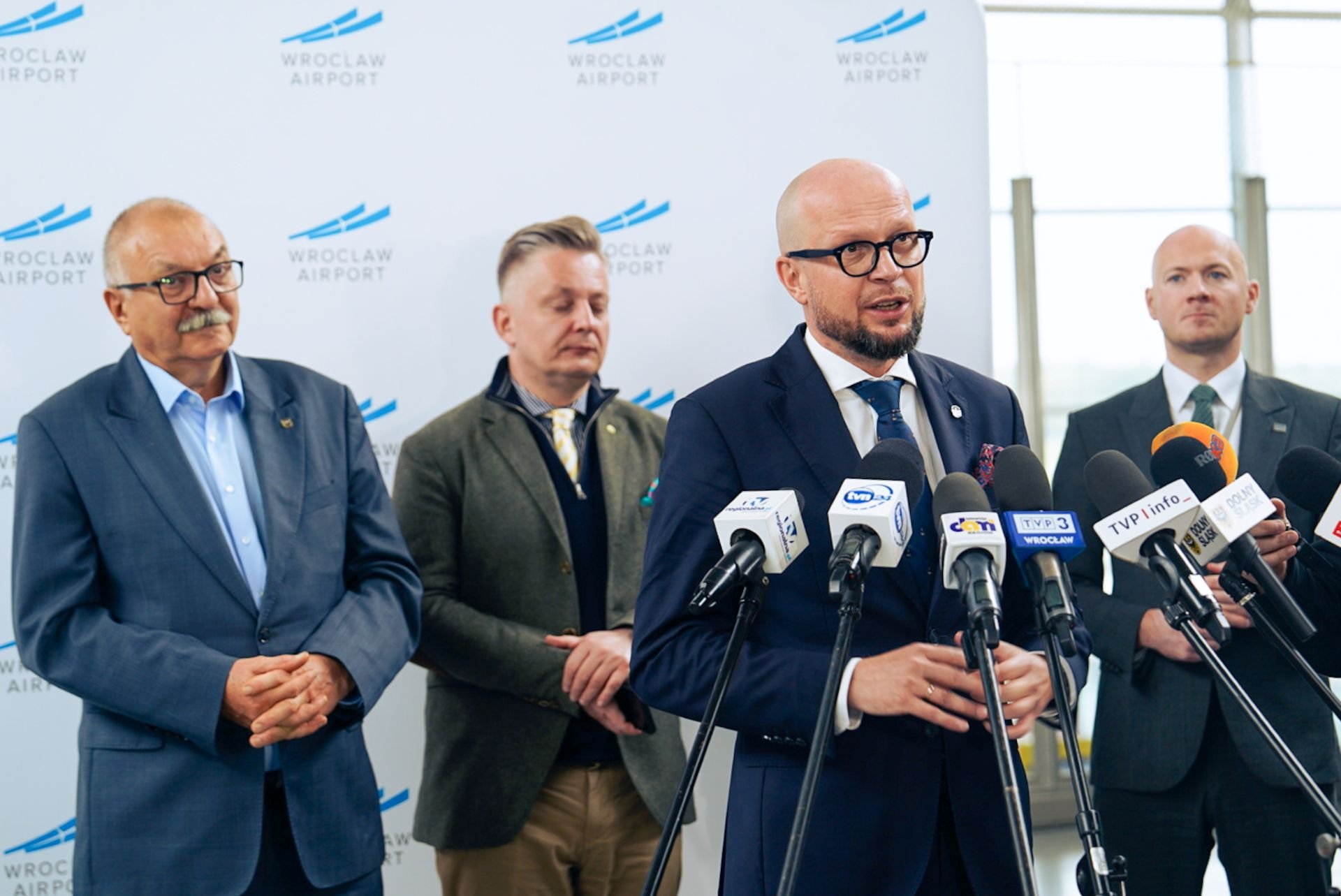 Powiększ obraz: Wiceprezydent Wrocławia Jakub Mazur podczas konferencji na wrocławskim lotnisku