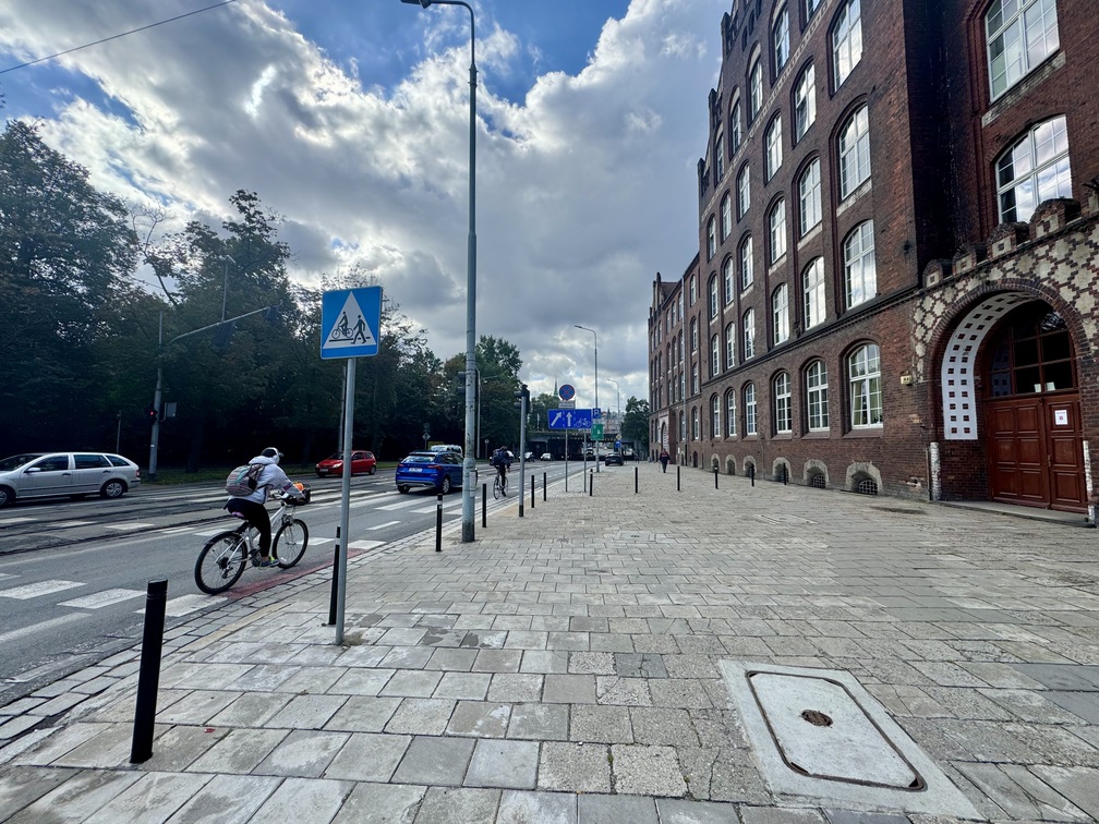 Powiększ obraz: Widok na chodnik i jezdnie ul. Trzebnickiej na Kleczkowie,