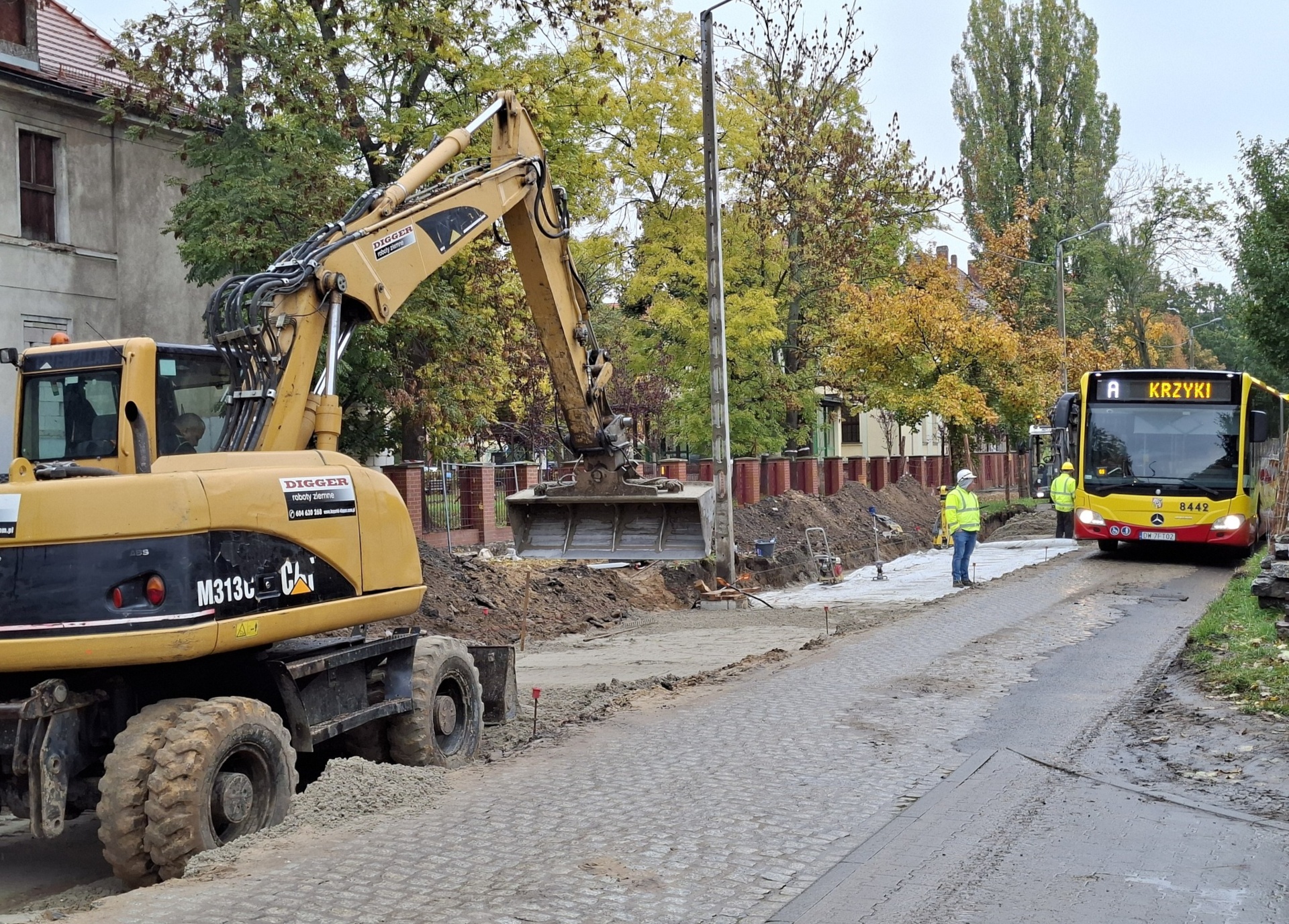 Powiększ obraz: Roboty drogowe na ul. Koszarowej