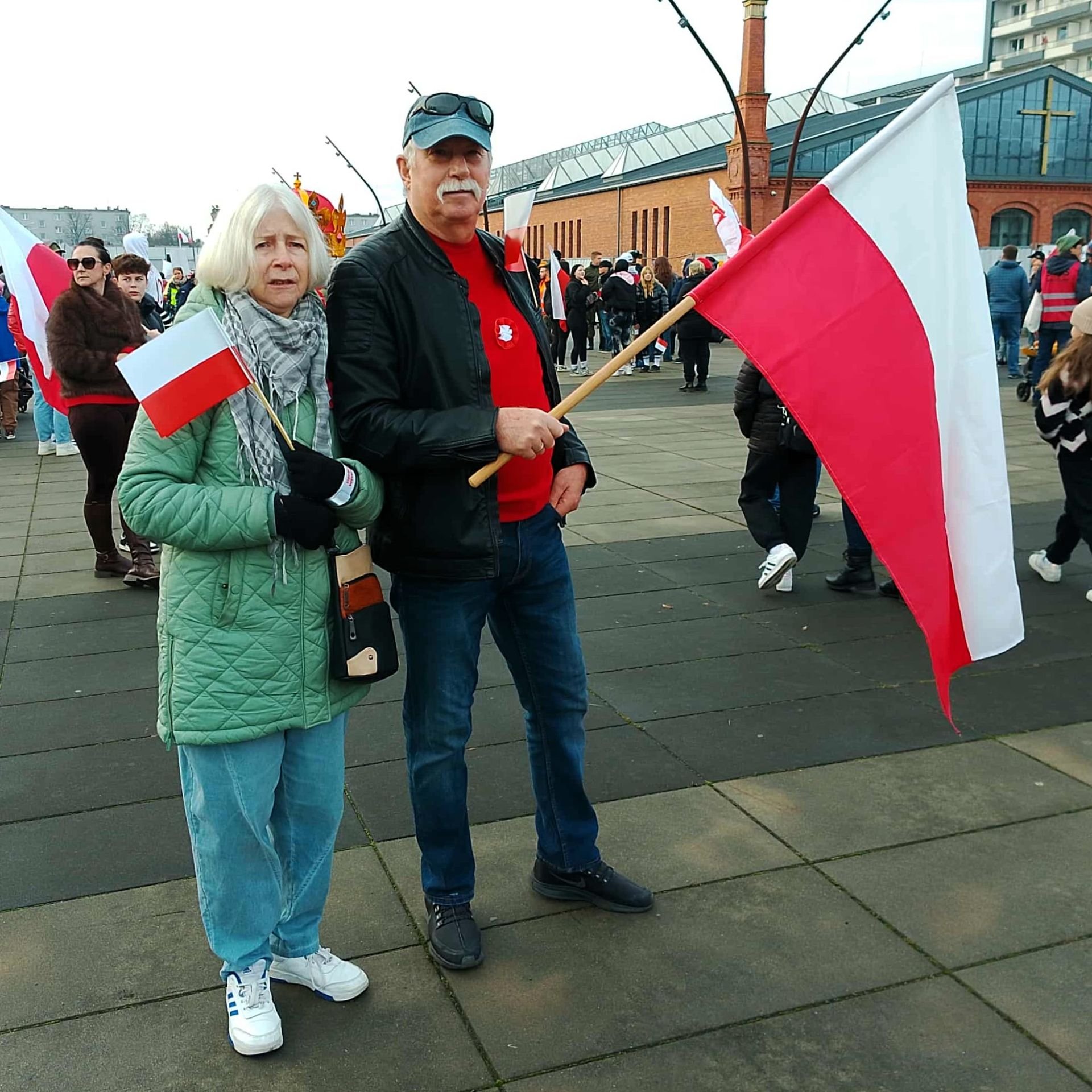 Powiększ obraz: Dla pana Krzysztofa 11 Listopada to najważniejszy dzień w roku. Na Paradę Niepodległości przyszedł z siostrą Ireną