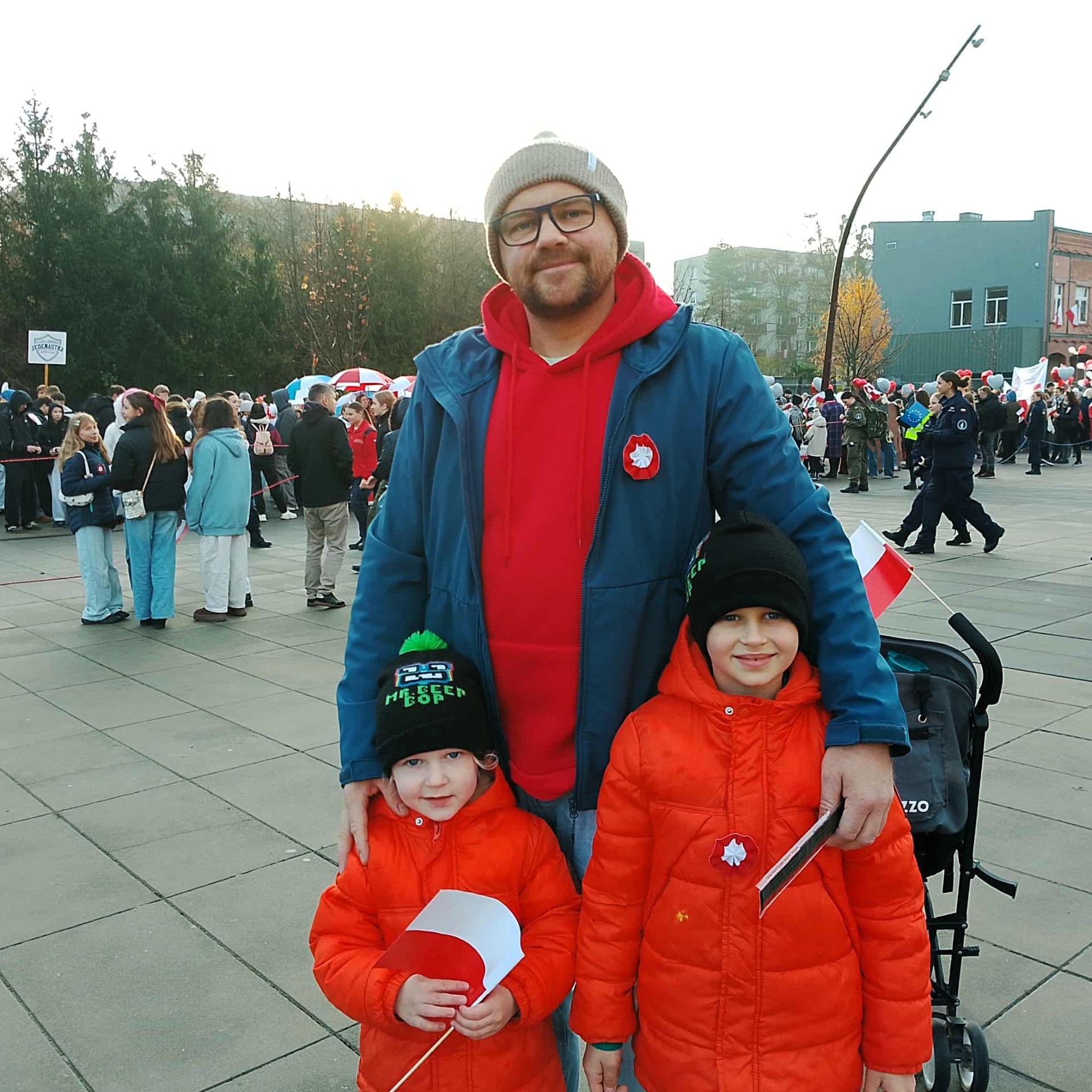 Powiększ obraz: Pan Mateusz z synami Jakubem (z lewej) i Janem (z prawej) przed Centrum Historii Zajezdnia