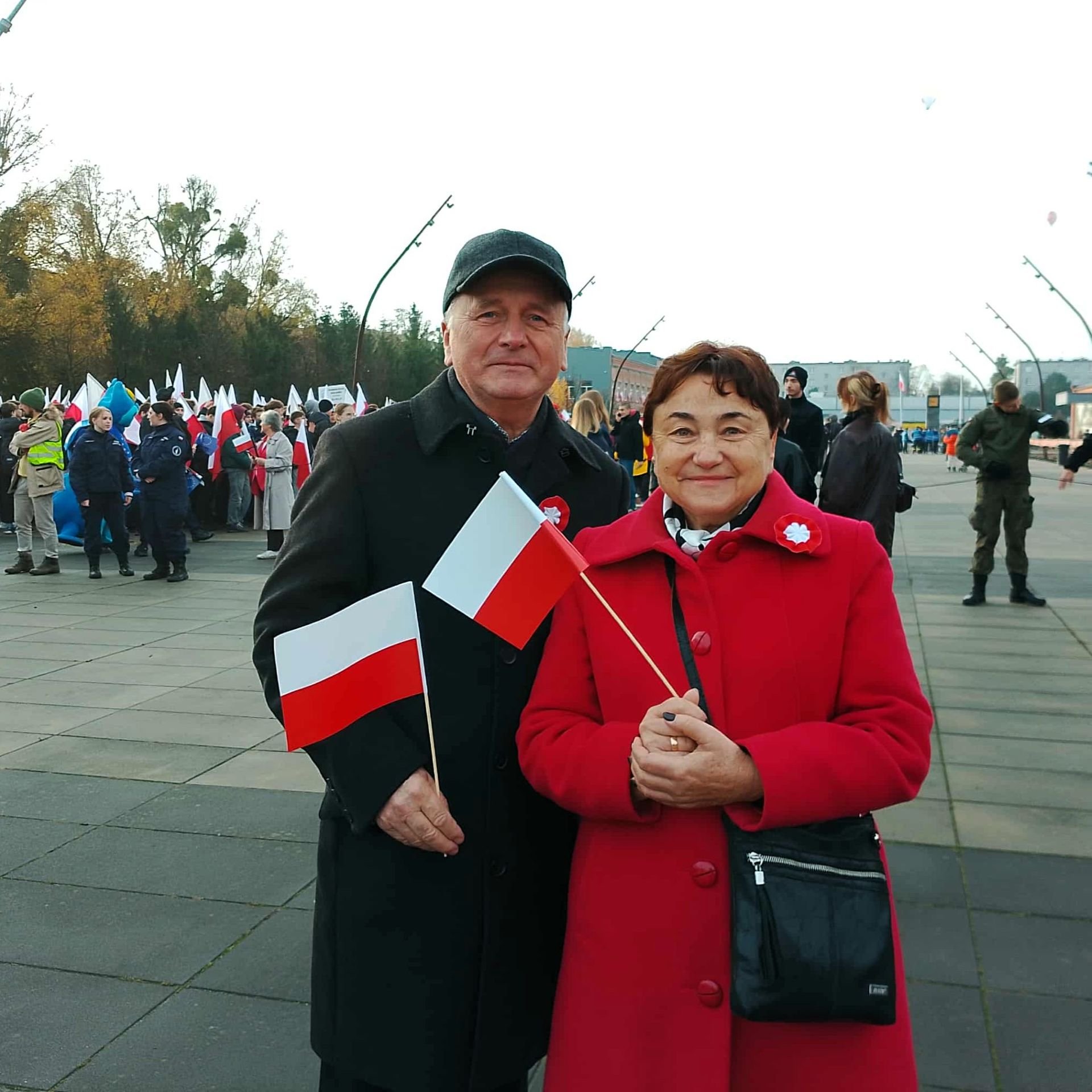 Powiększ obraz: Pan Zbyszek i pani Irena przed Radosną Paradą Niepodległości