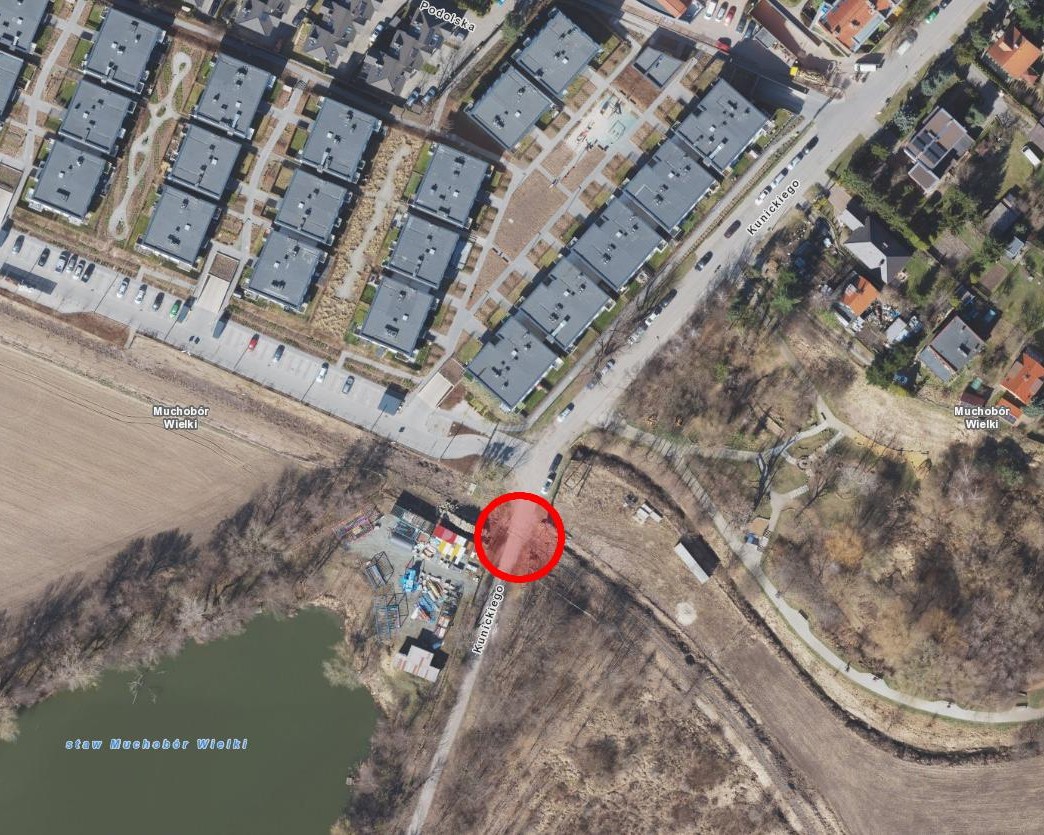 Powiększ obraz: Na mapie zaznaczone jest przecięcie wojskowych torów z ulicą Kunickiego