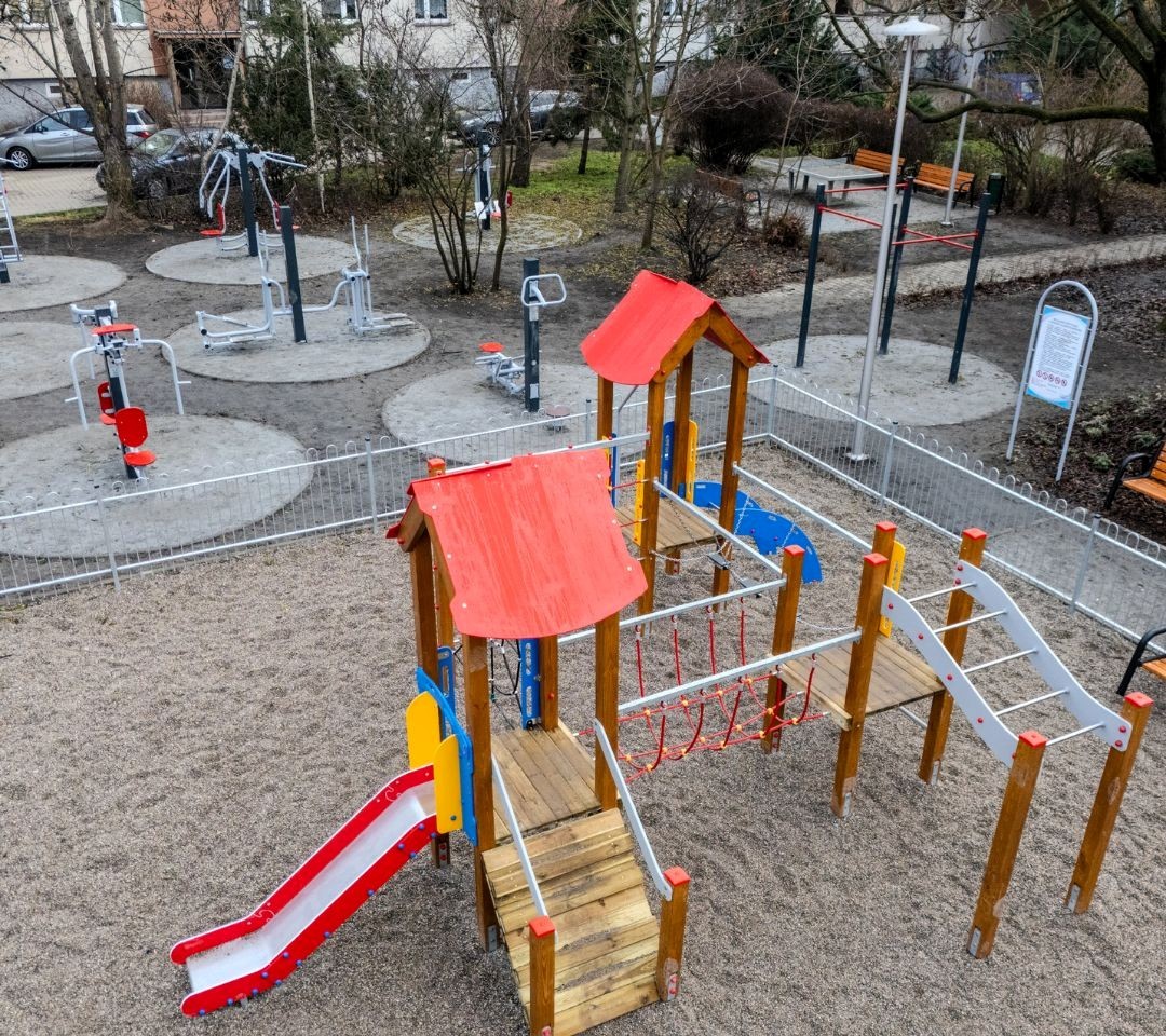 Powiększ obraz: Część rekreacyjna na podwórku - plac zabaw i plenerowa siłownia
