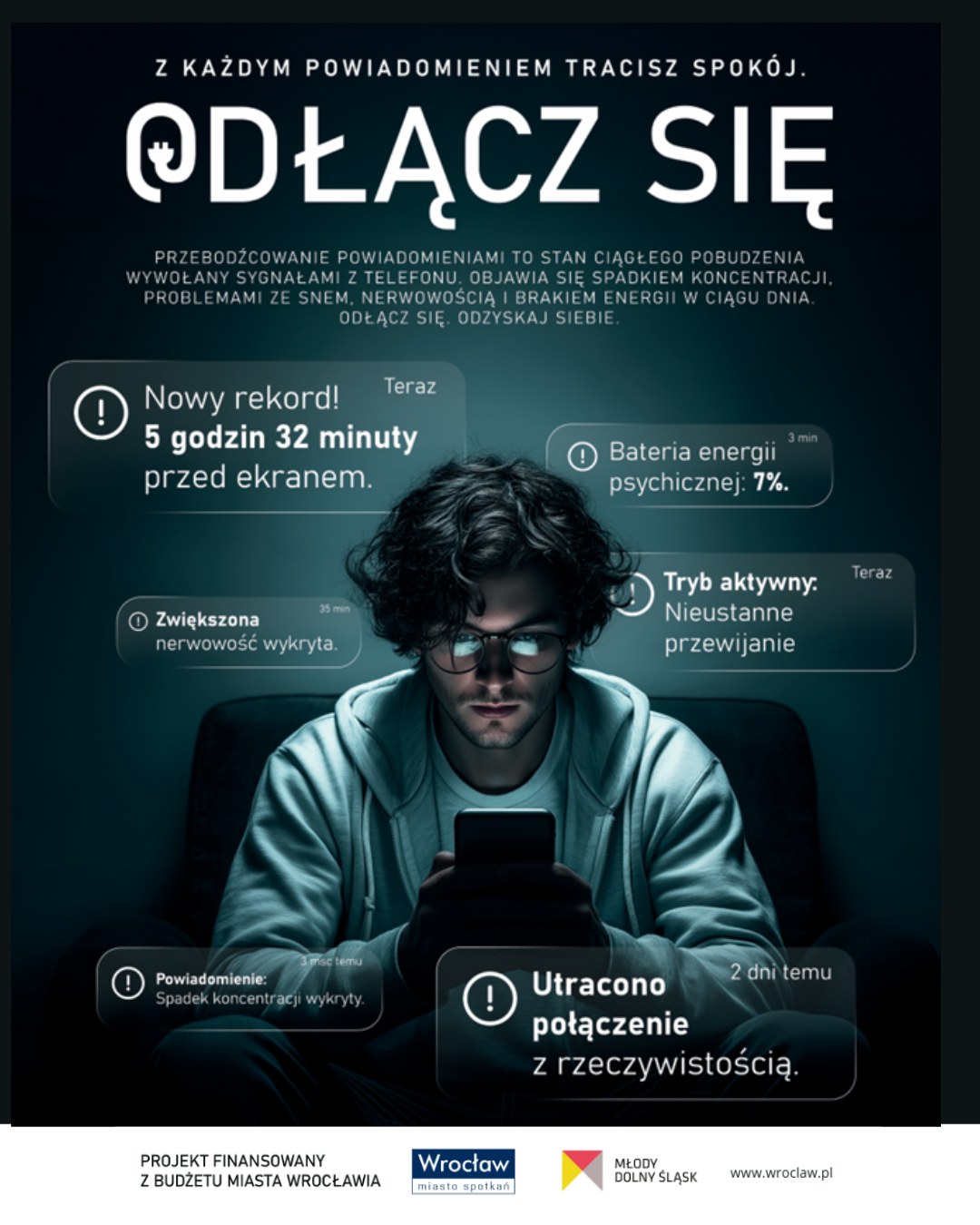 Powiększ obraz: Chłopiec w okularach patrzy na ekran smartfona. Kampania przeciwko fonoholizmowi.