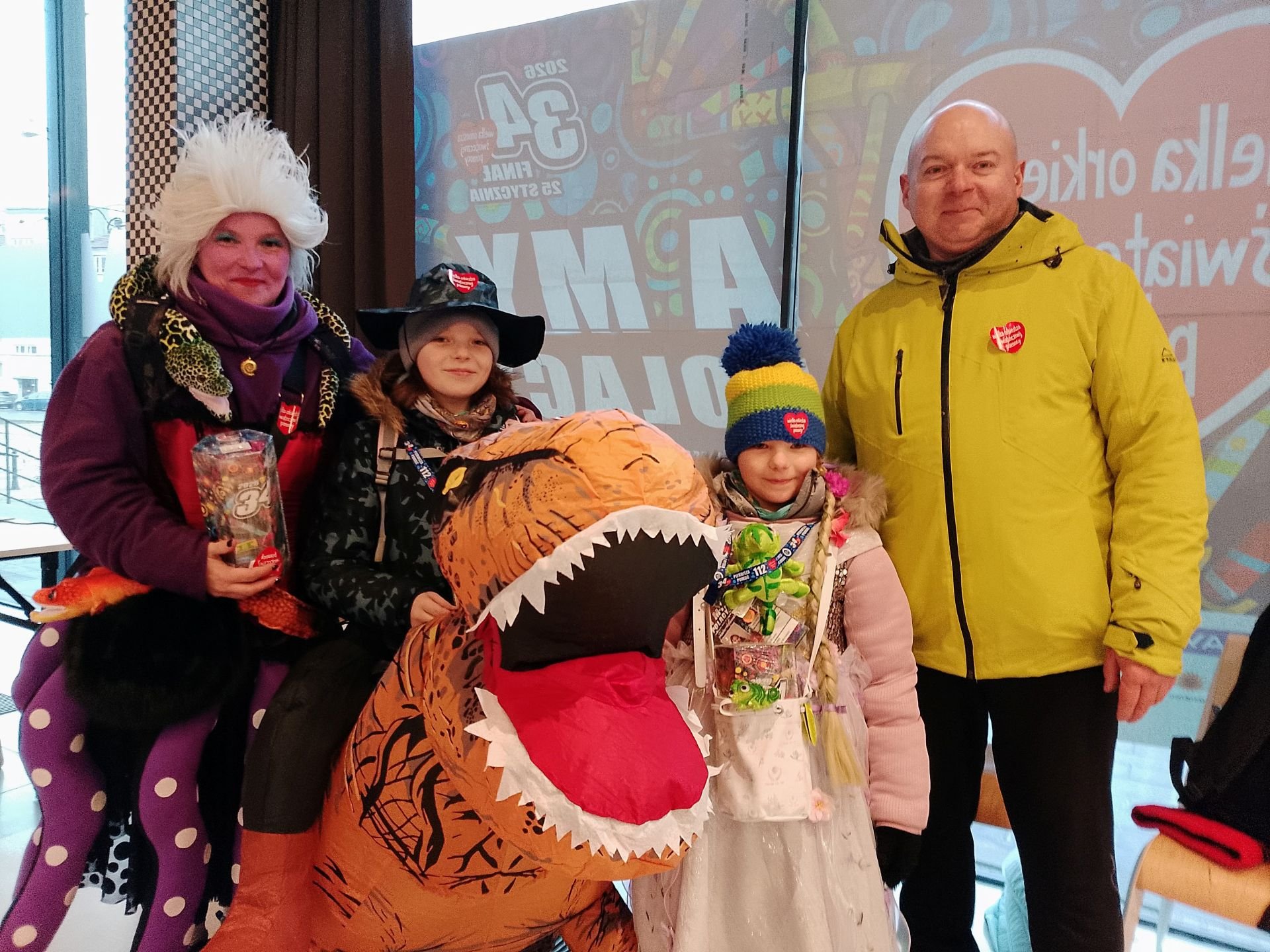 Powiększ obraz: Rodzinne kwestowanie: Basia, 12-letnia Maja, 9-letnia Patrycja i Zbyszek