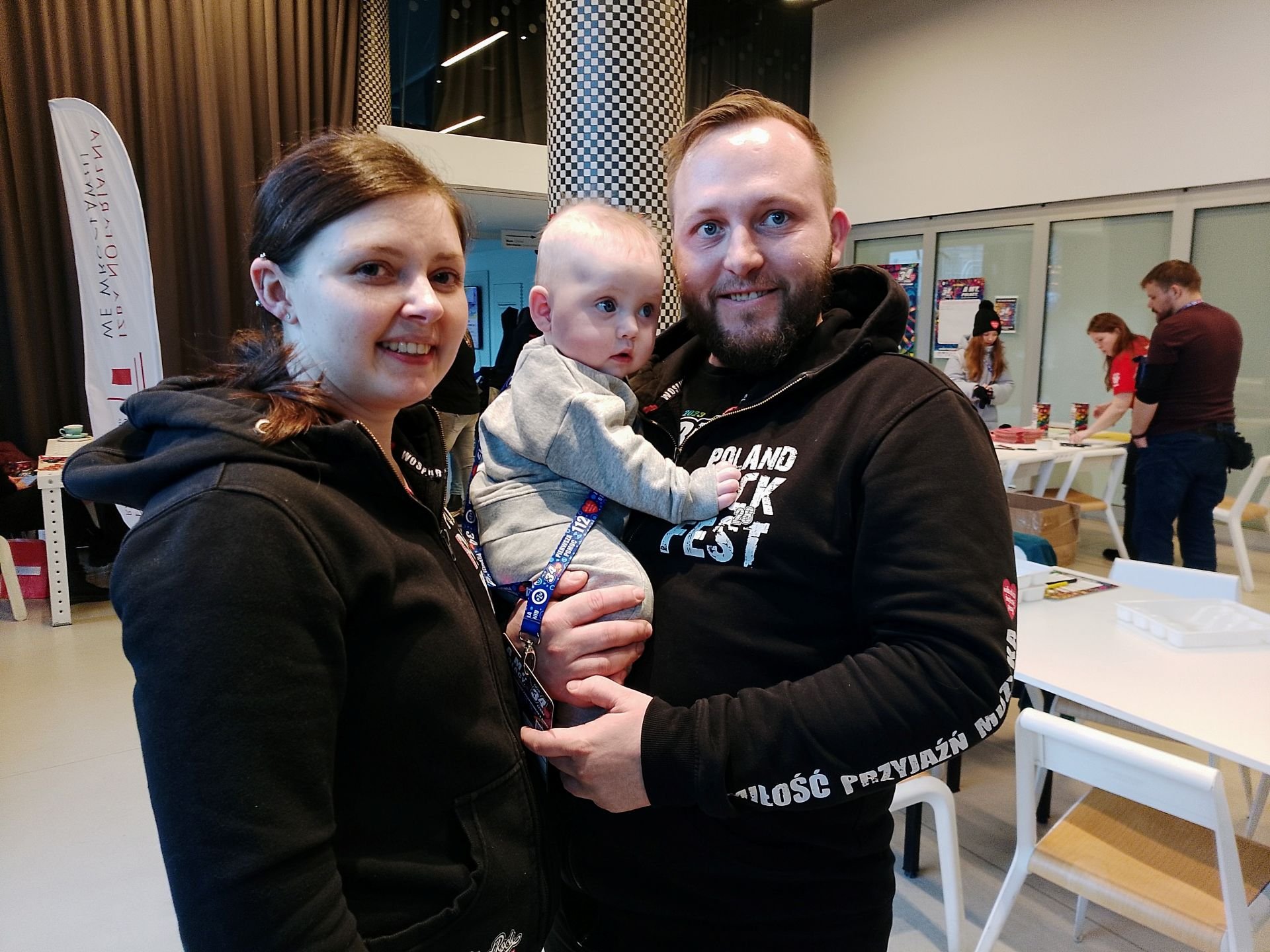 Powiększ obraz: Najmłodszy w sztabie wolontariusz 4,5-miesięczny Kubuś wraz z rodzicami