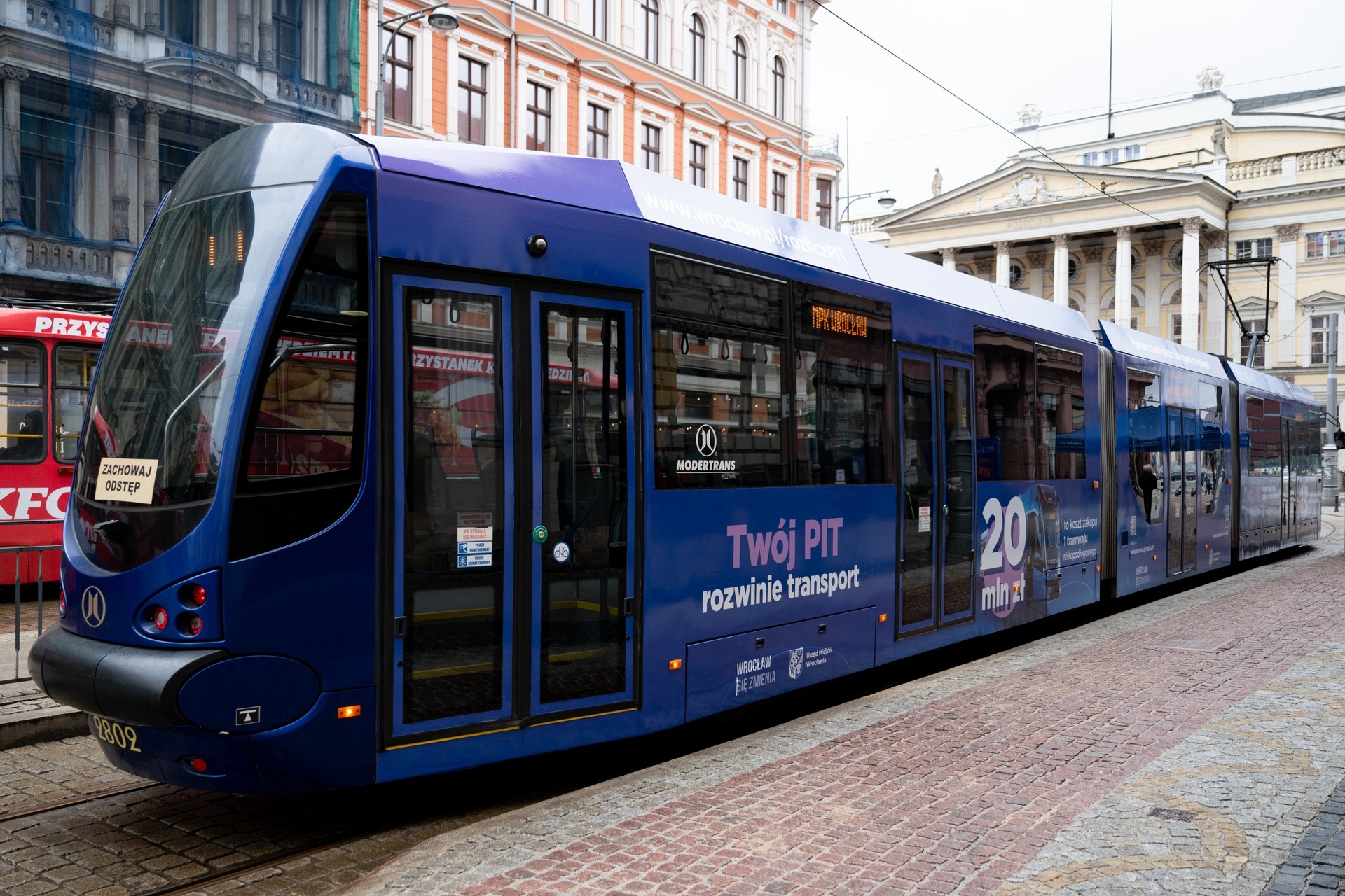 Powiększ obraz: Na tory wyruszył tramwaj promujący rozliczanie PIT-u we Wrocławiu