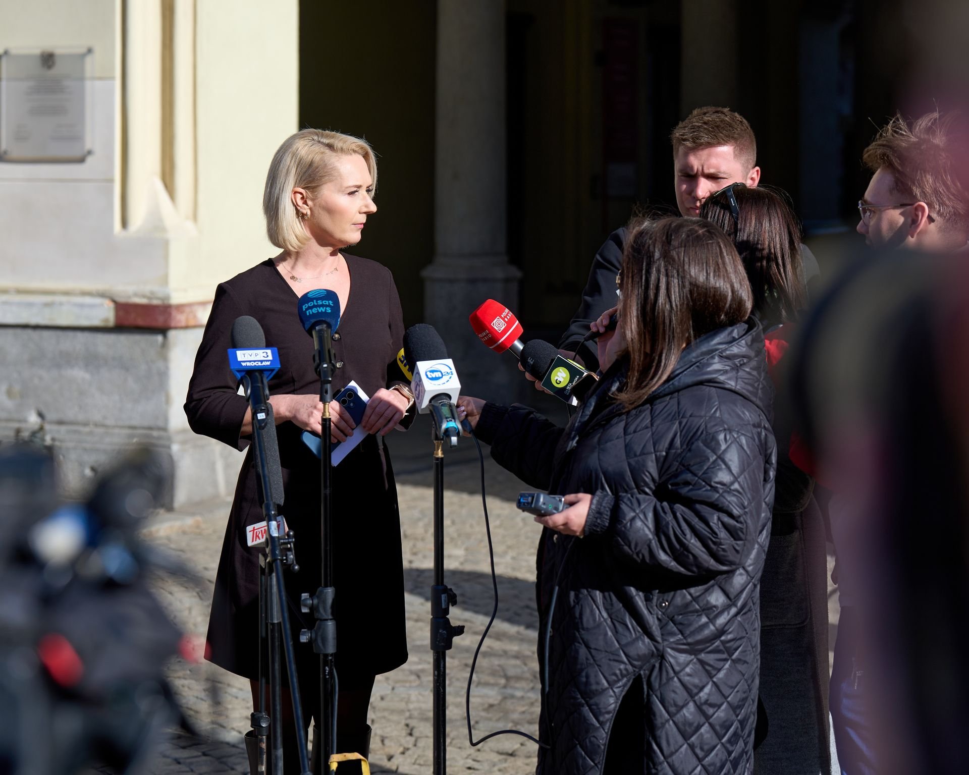 Powiększ obraz: Agata Dzikowska, dyrektorka Wydziału Komunikacji Społecznej Urzędu Miejskiego Wrocławia, podczas spotkania z dziennikarzami poświęconemu akcji CBA w Urzędzie Miejskim i miejskiej spółce Ekosystem