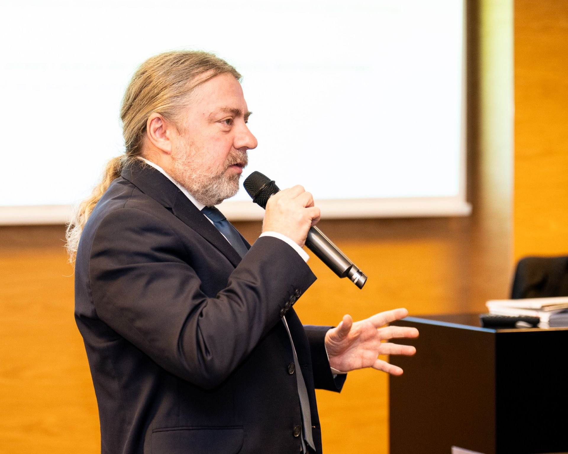 Powiększ obraz: Łukasz Medeksza, zastępca dyrektora Departamentu Strategii i Zrównoważonego Rozwoju UMW