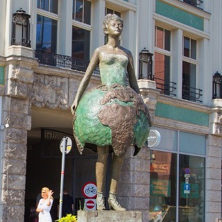 Planeta de Cristal –  escultura de Ewa Rossano