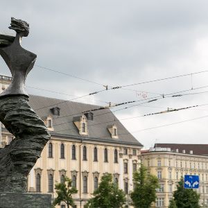 Denkmal der Powodzianka auf der  Brücke Uniwersytecki