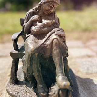 Krasnalka Karmiąca Piersią (Laktoludka)